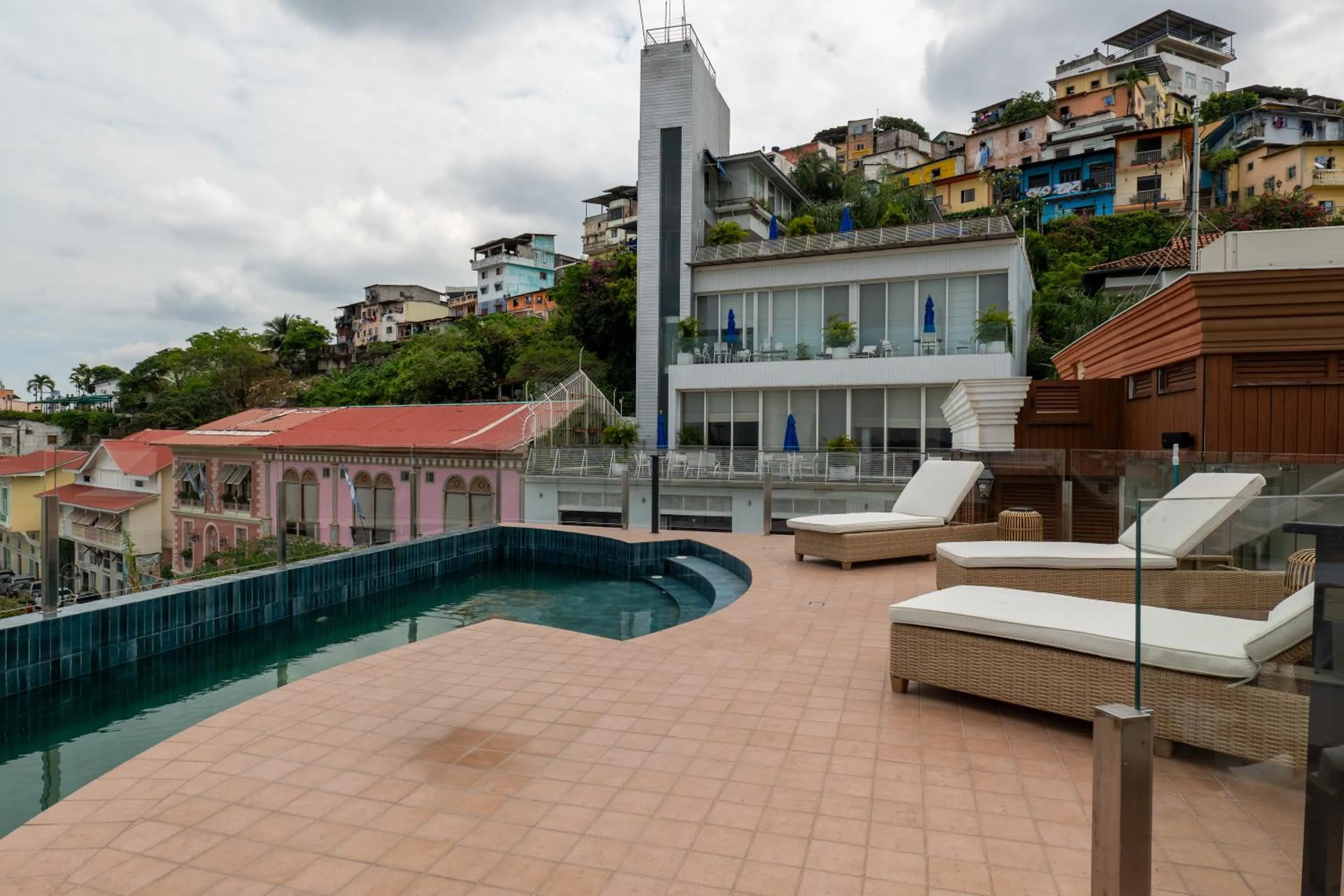 Swimming pool in Hotel Rio Guayas