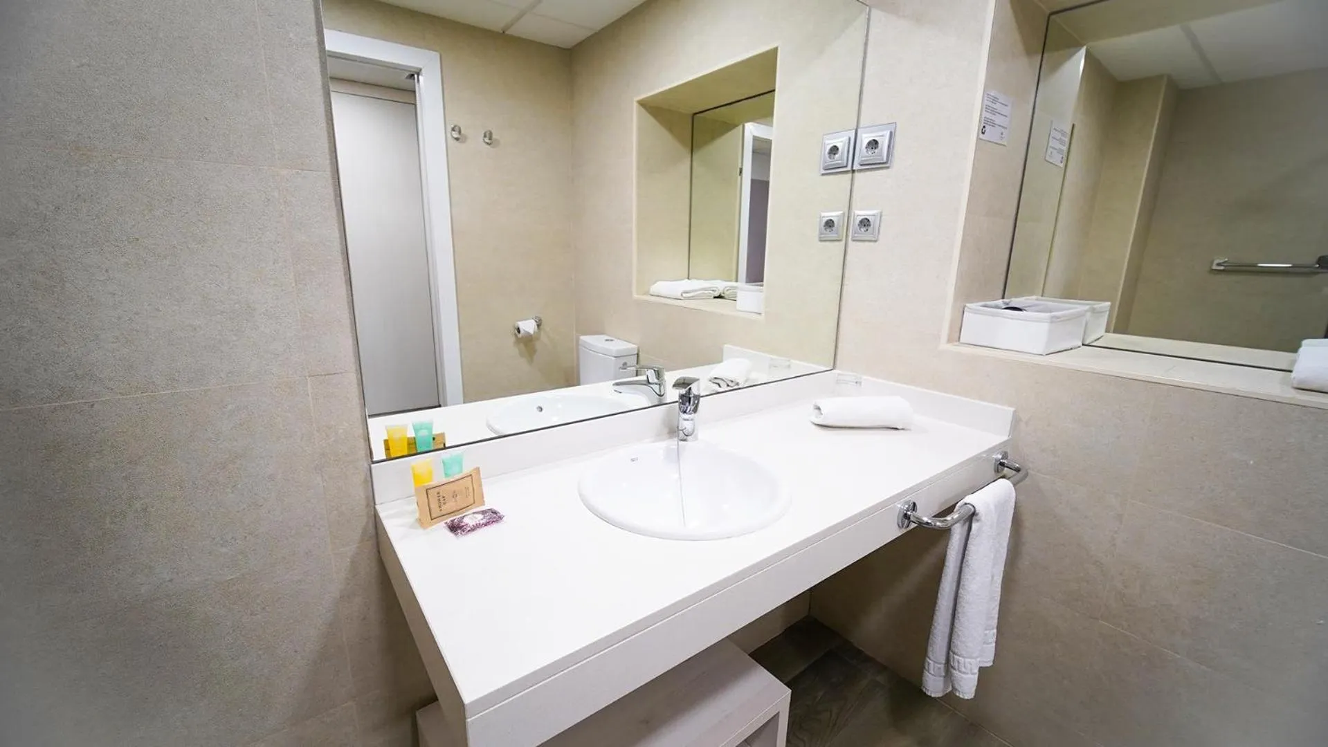 Toilet in Hotel Centre Reus