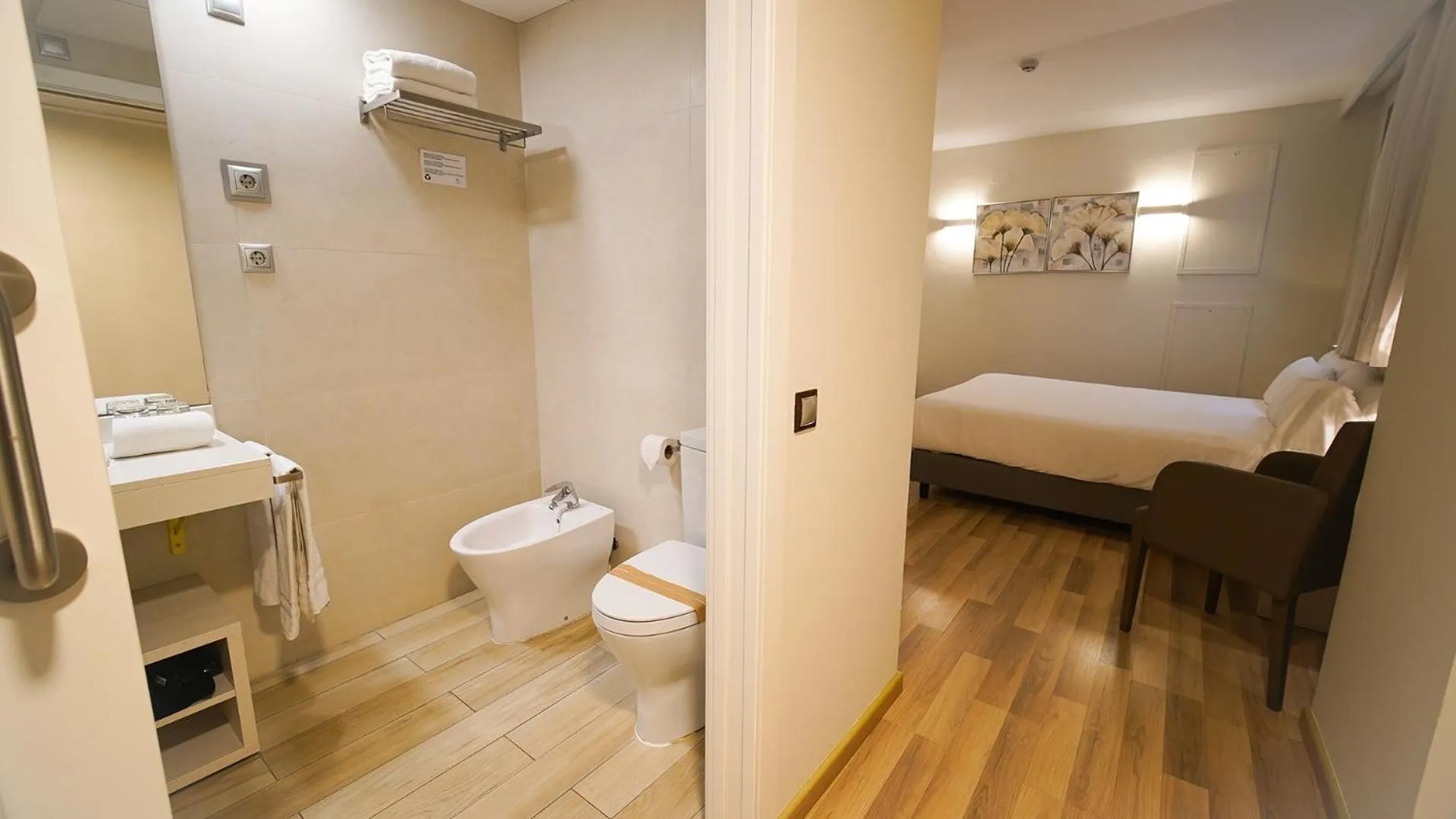 Toilet, Bed in Hotel Centre Reus