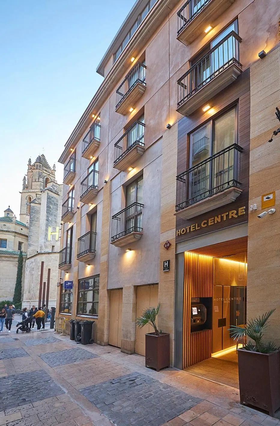 Property building in Hotel Centre Reus