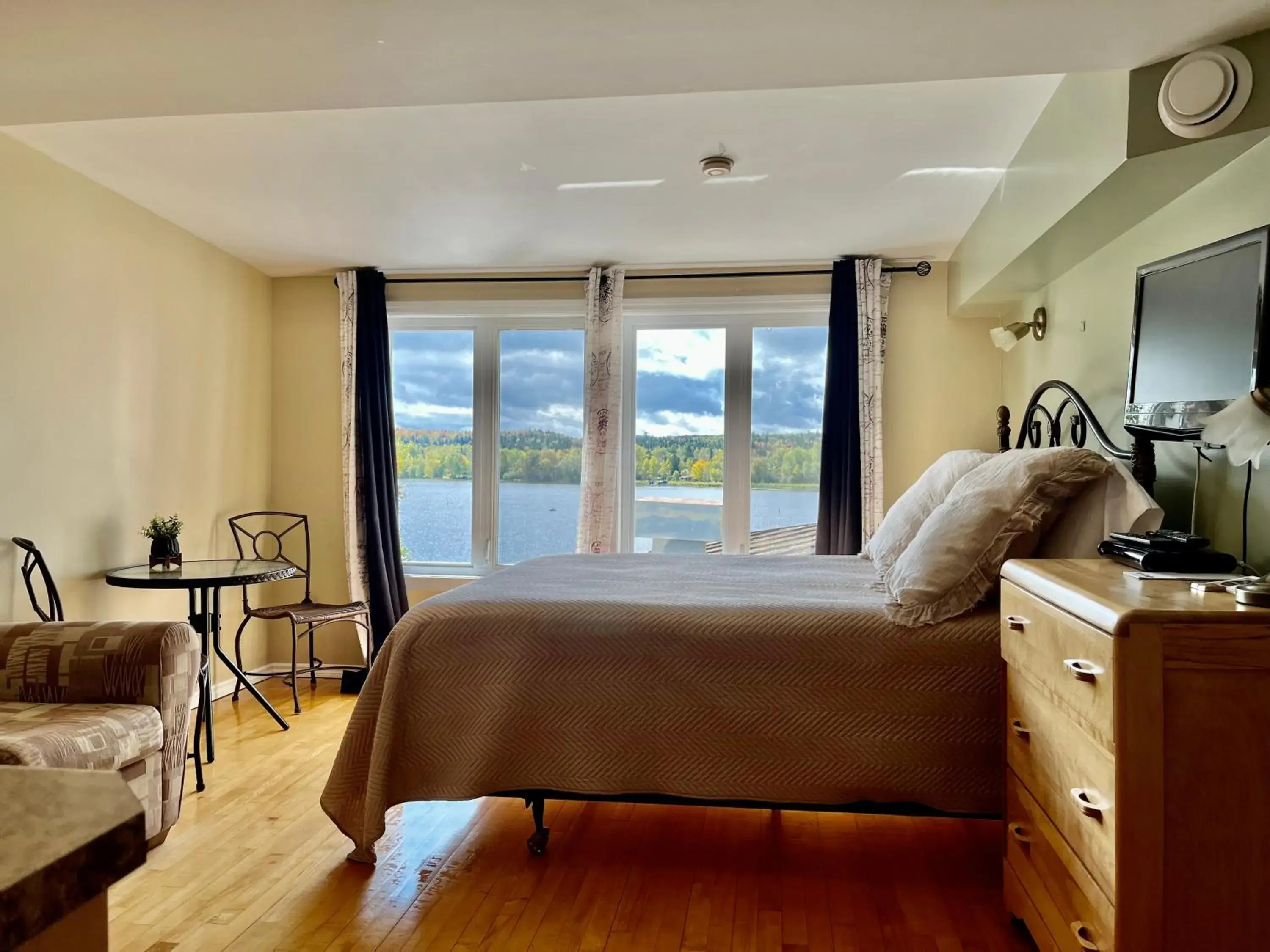 Family Room with Lake View in Auberge l'Intermède du lac Family Room with Lake View in Auberge l'Intermède du lac