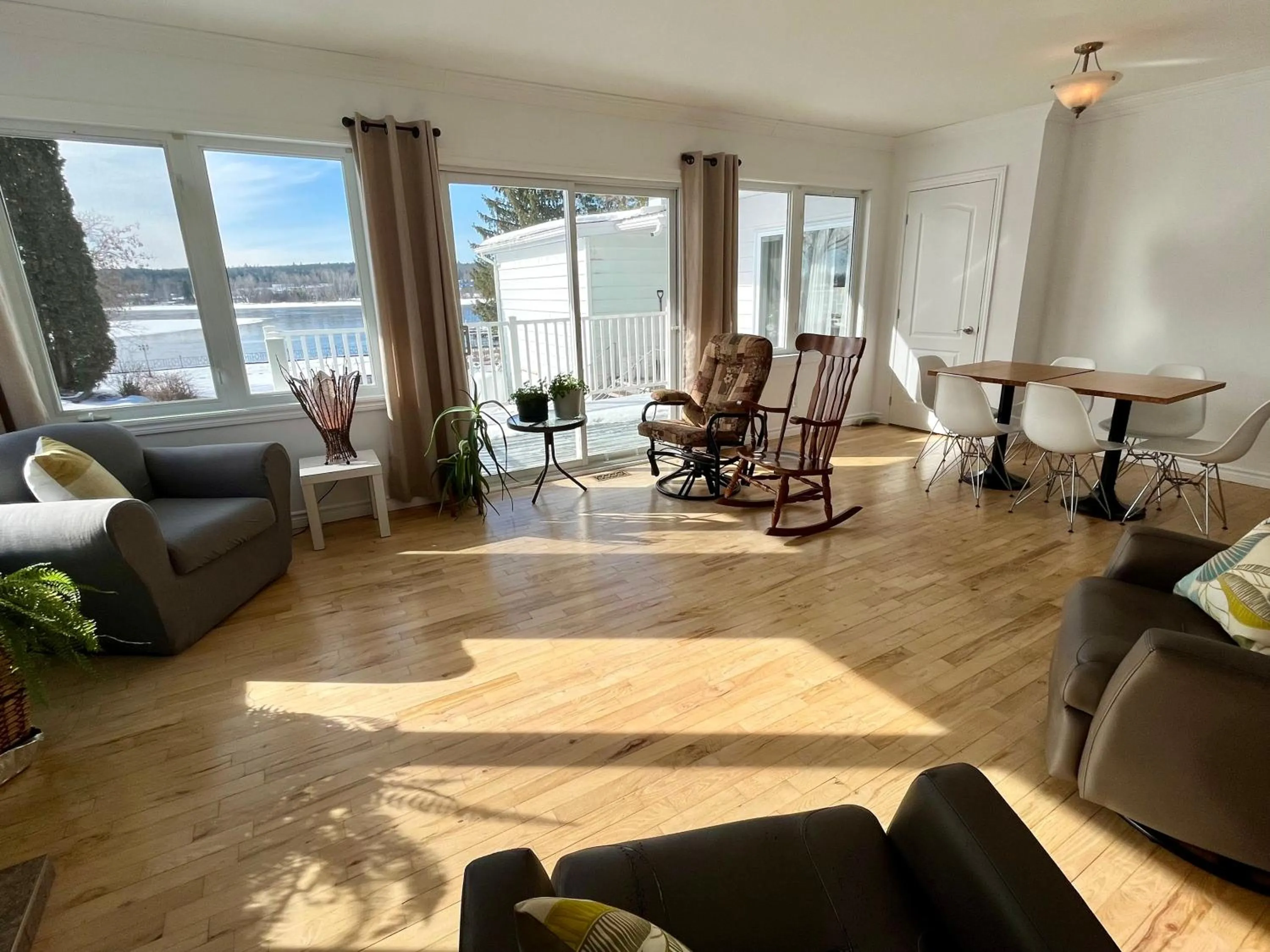 Communal lounge/ TV room in Auberge l'Intermède du lac