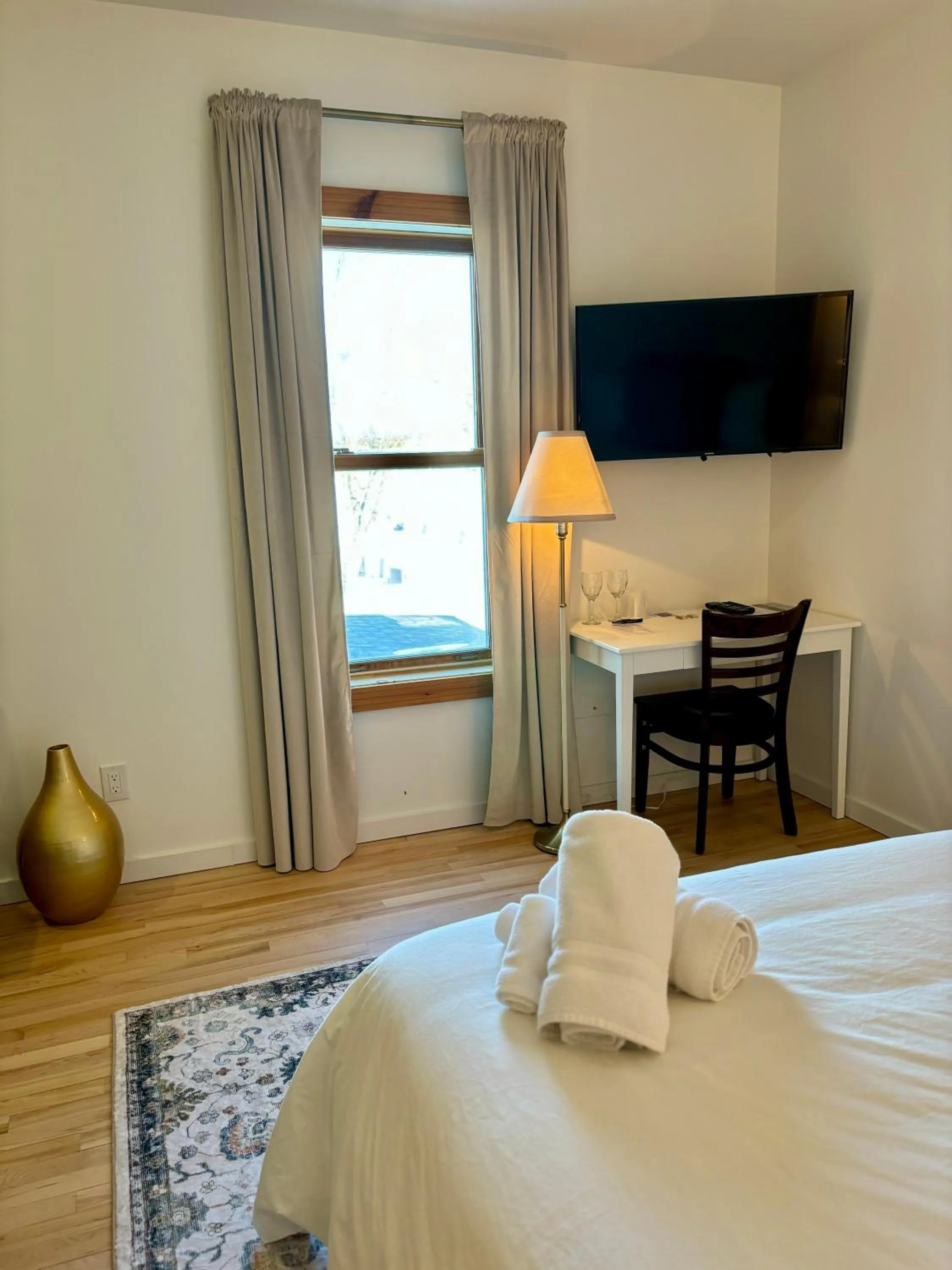 Bedroom, Bed in Auberge l'Intermède du lac