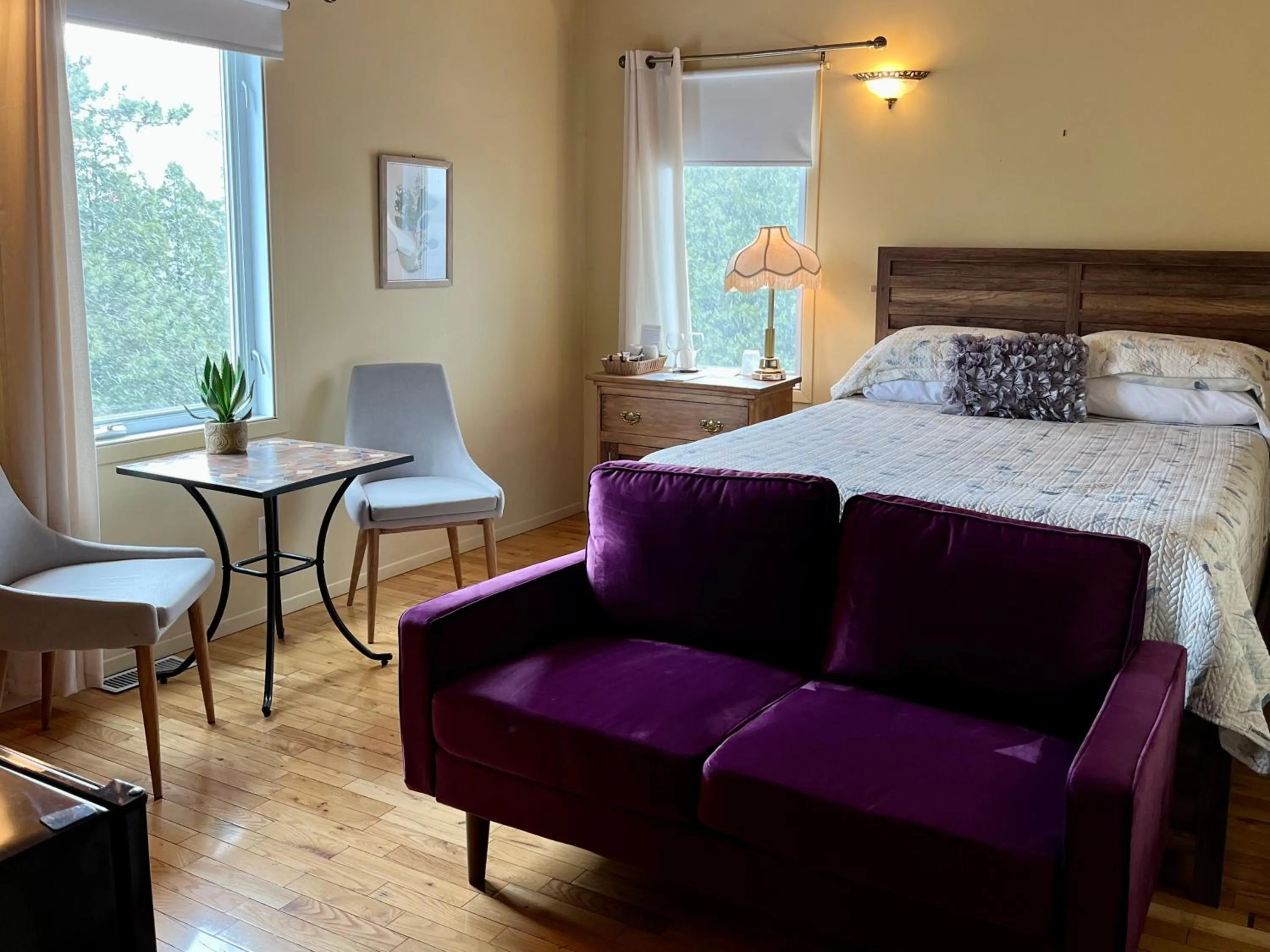 Photo of the whole room, Bed in Auberge l'Intermède du lac