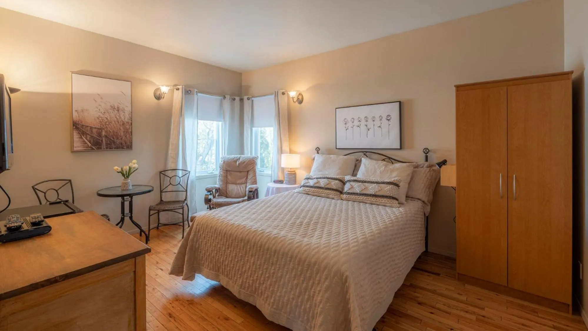 Photo of the whole room, Bed in Auberge l'Intermède du lac