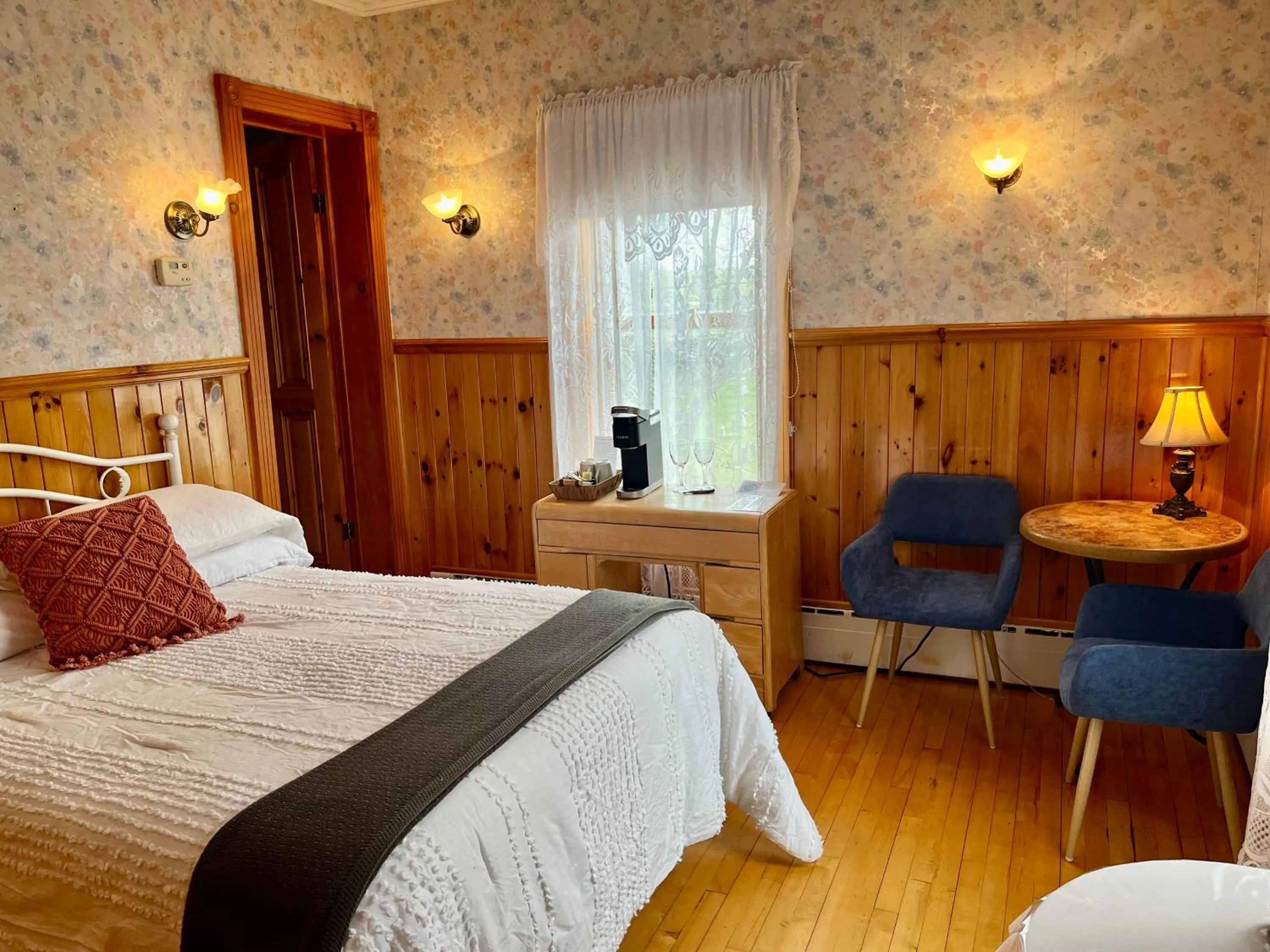 Photo of the whole room, Bed in Auberge l'Intermède du lac