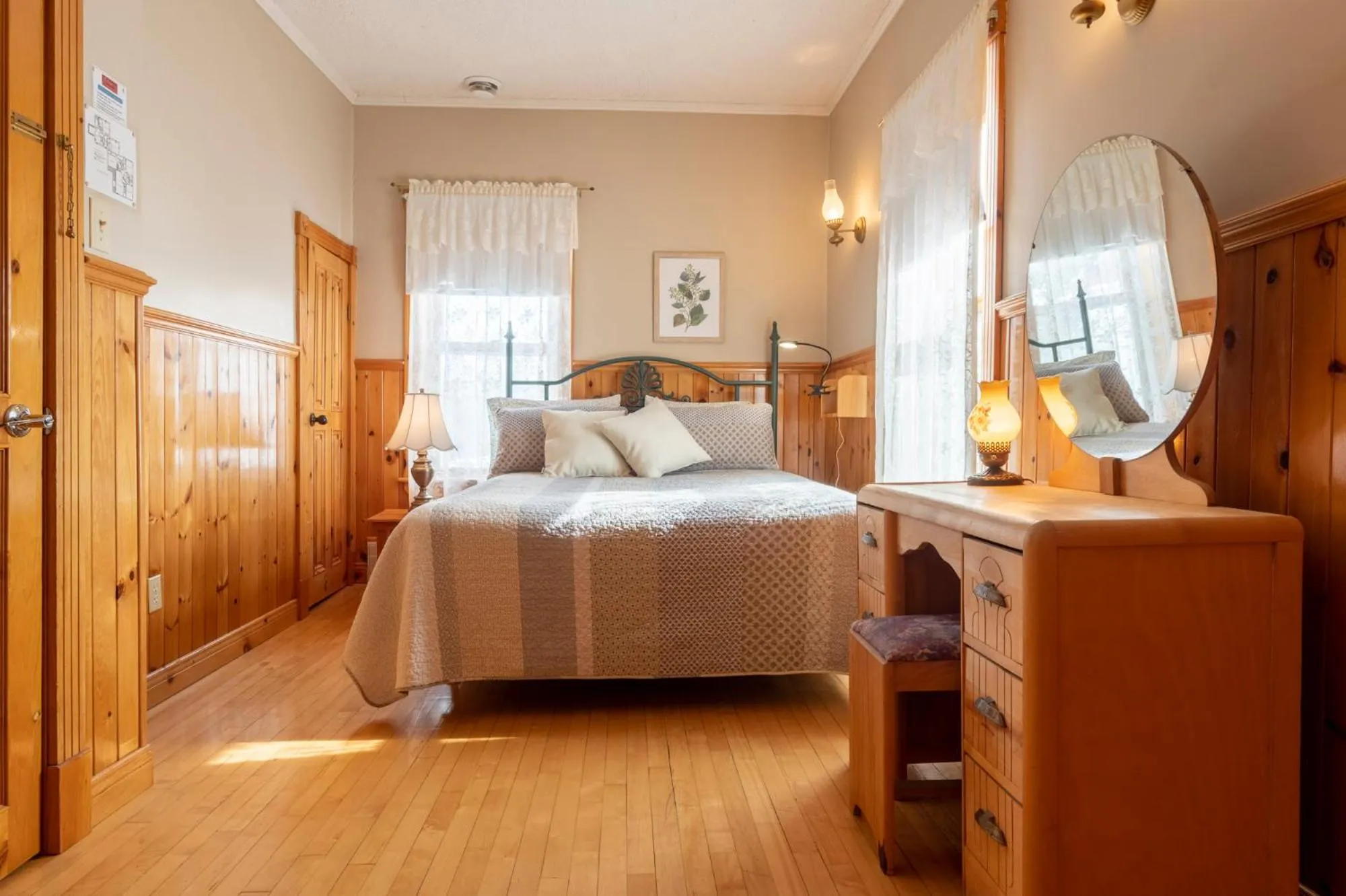 Photo of the whole room, Bed in Auberge l'Intermède du lac