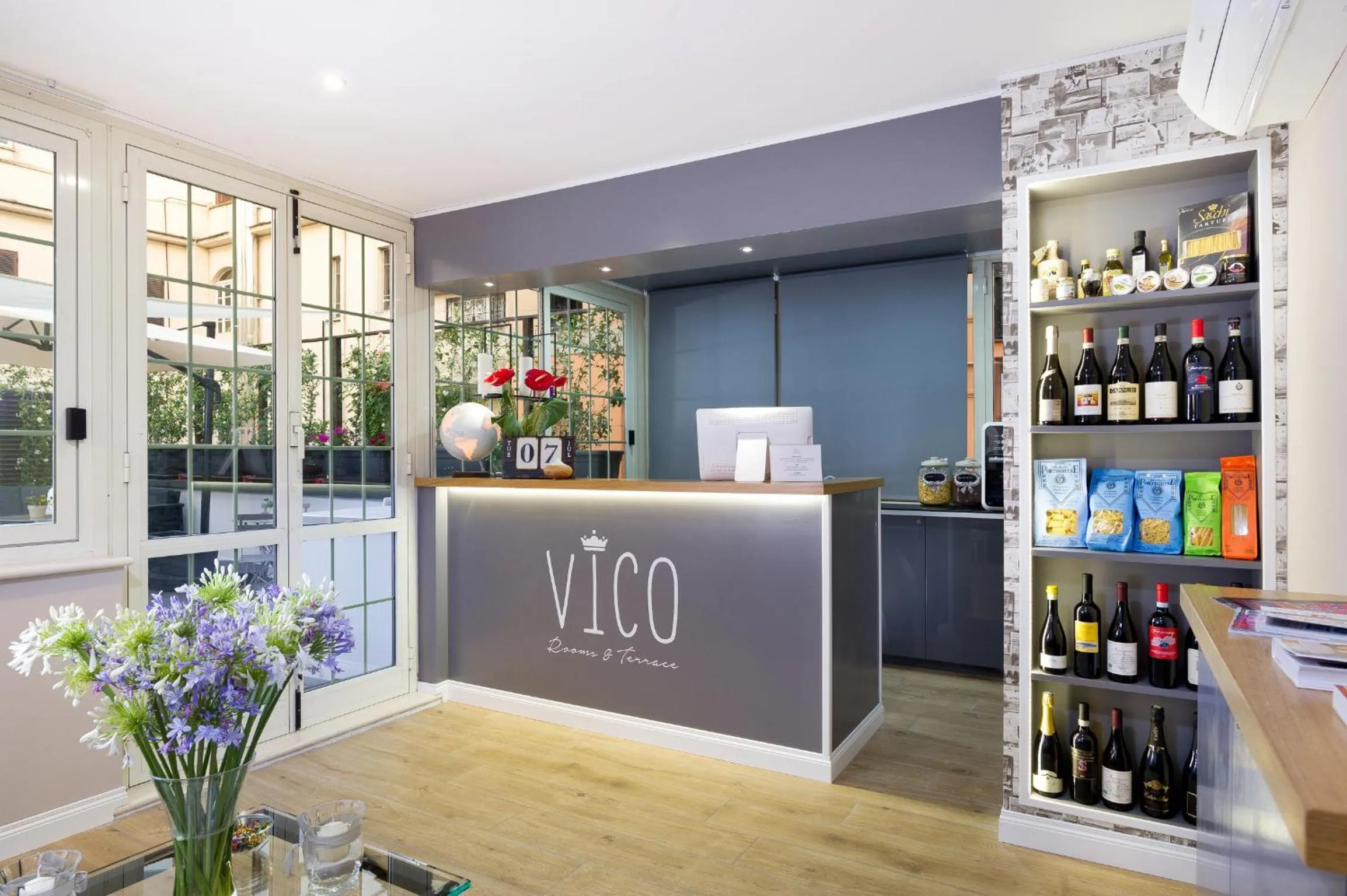 Communal lounge/ TV room in Vico Rooms and Terrace