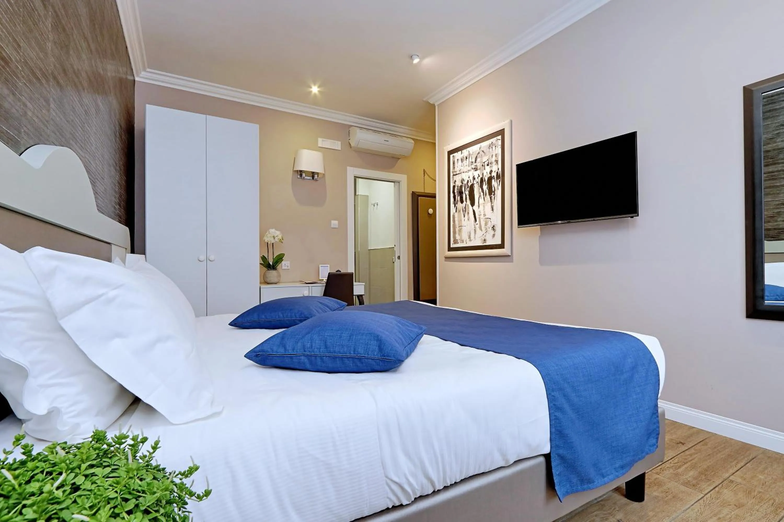 TV and multimedia, Bed in Vico Rooms and Terrace