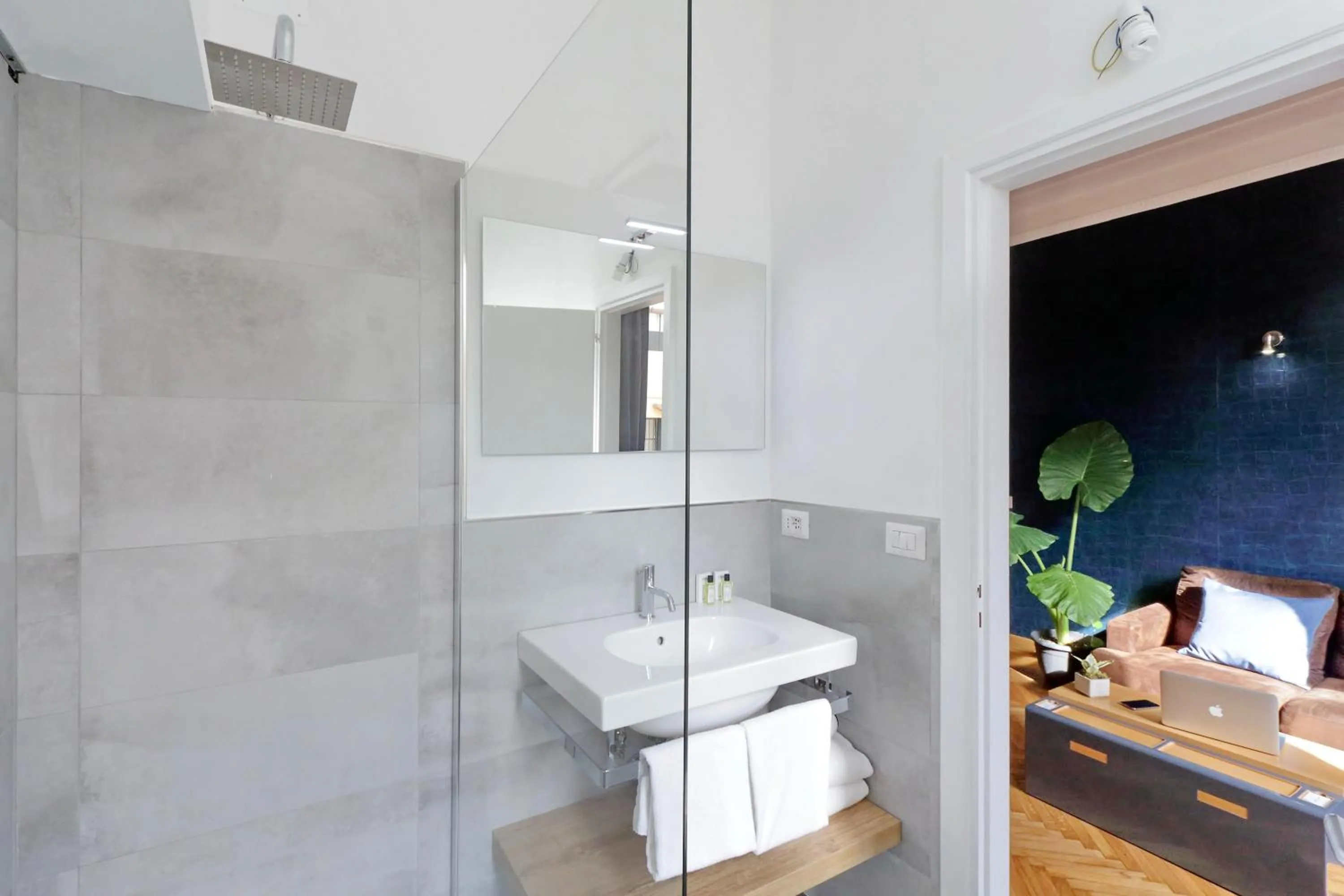 Shower in Vico Rooms and Terrace