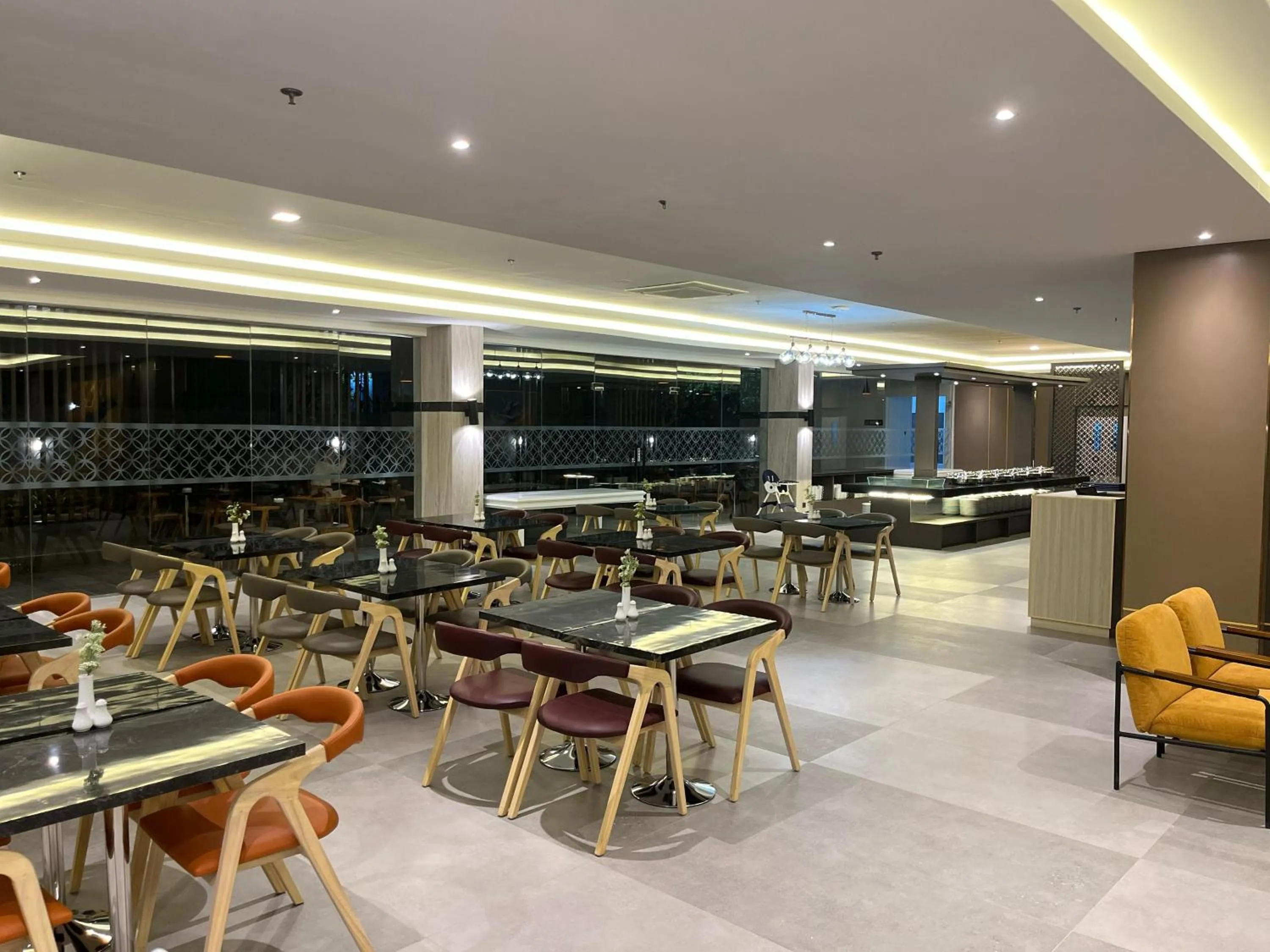 Restaurant/places to eat in LYNN Hotel Tuban