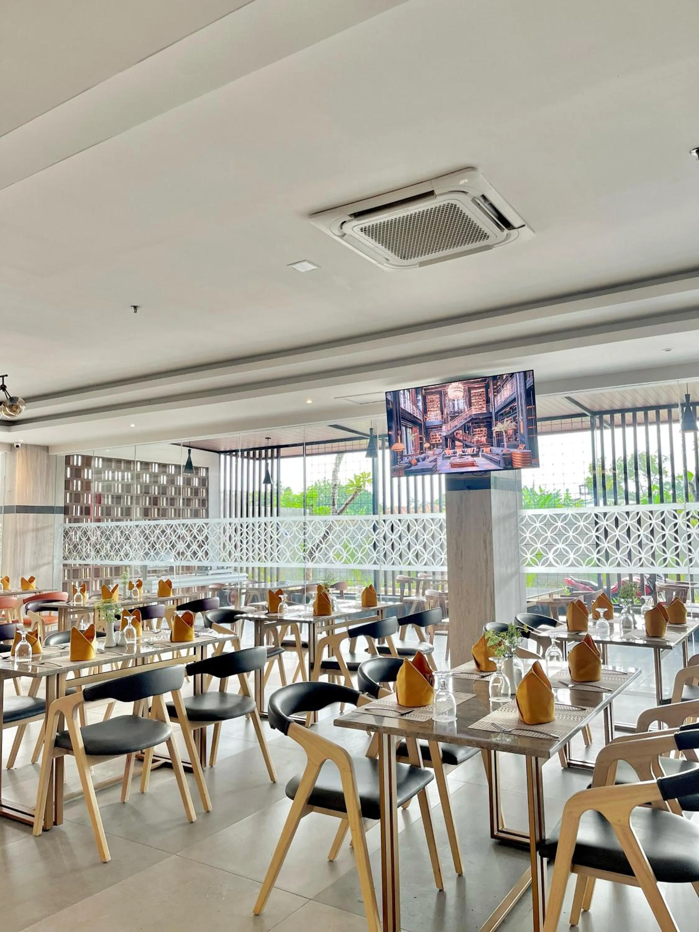 Restaurant/places to eat in LYNN Hotel Tuban