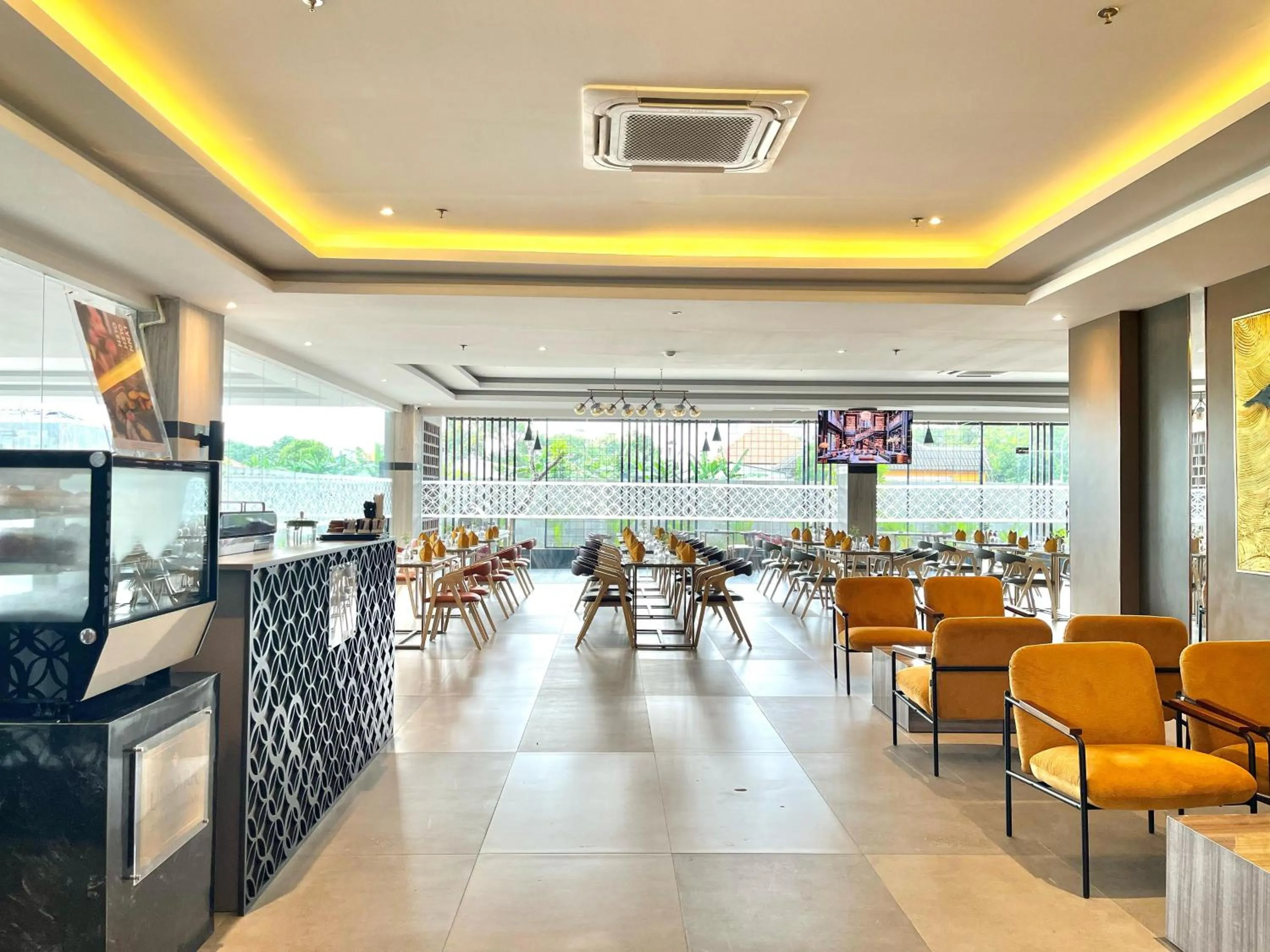 Restaurant/places to eat in LYNN Hotel Tuban