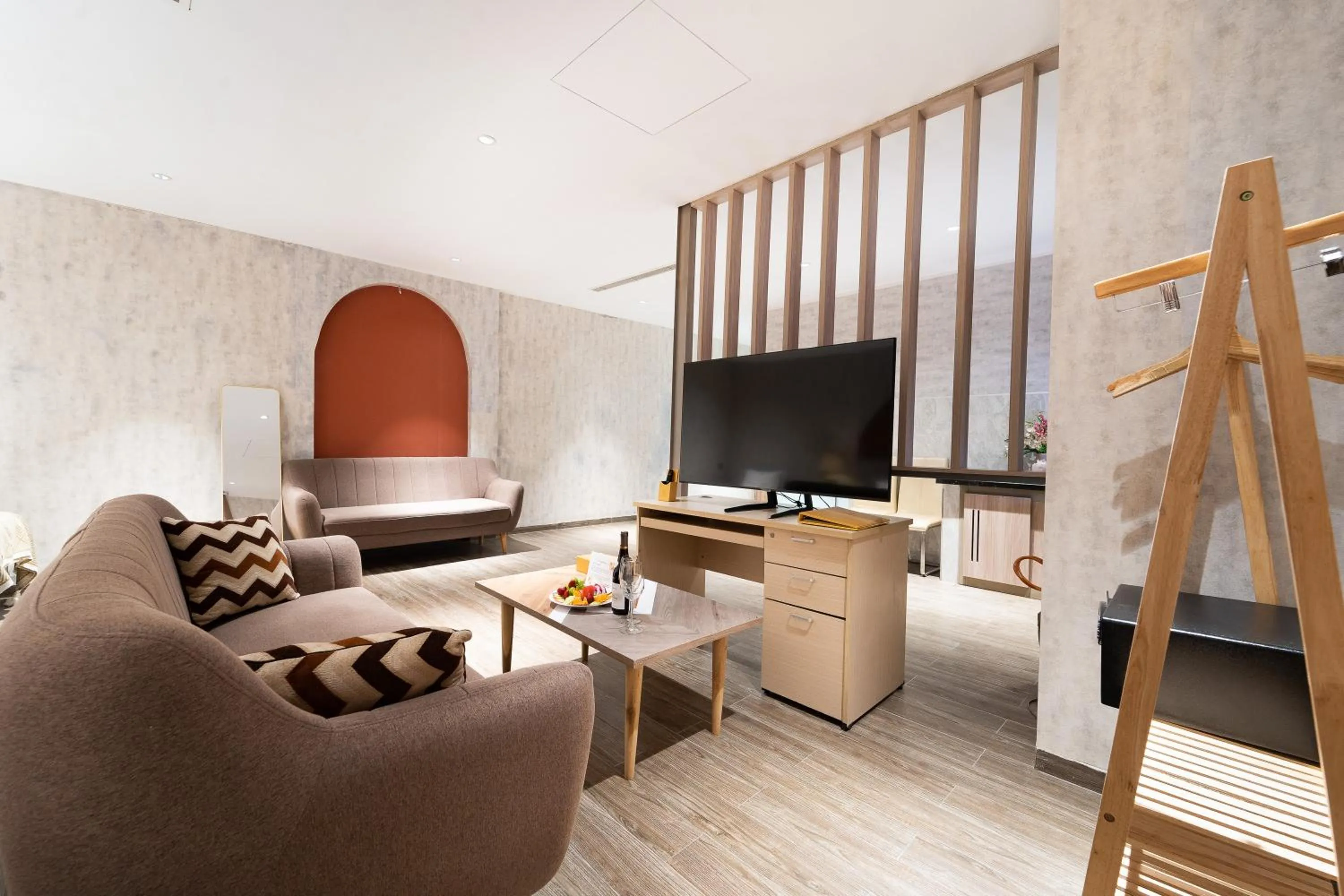 TV and multimedia in Nicecy Hotel Suites & Spa