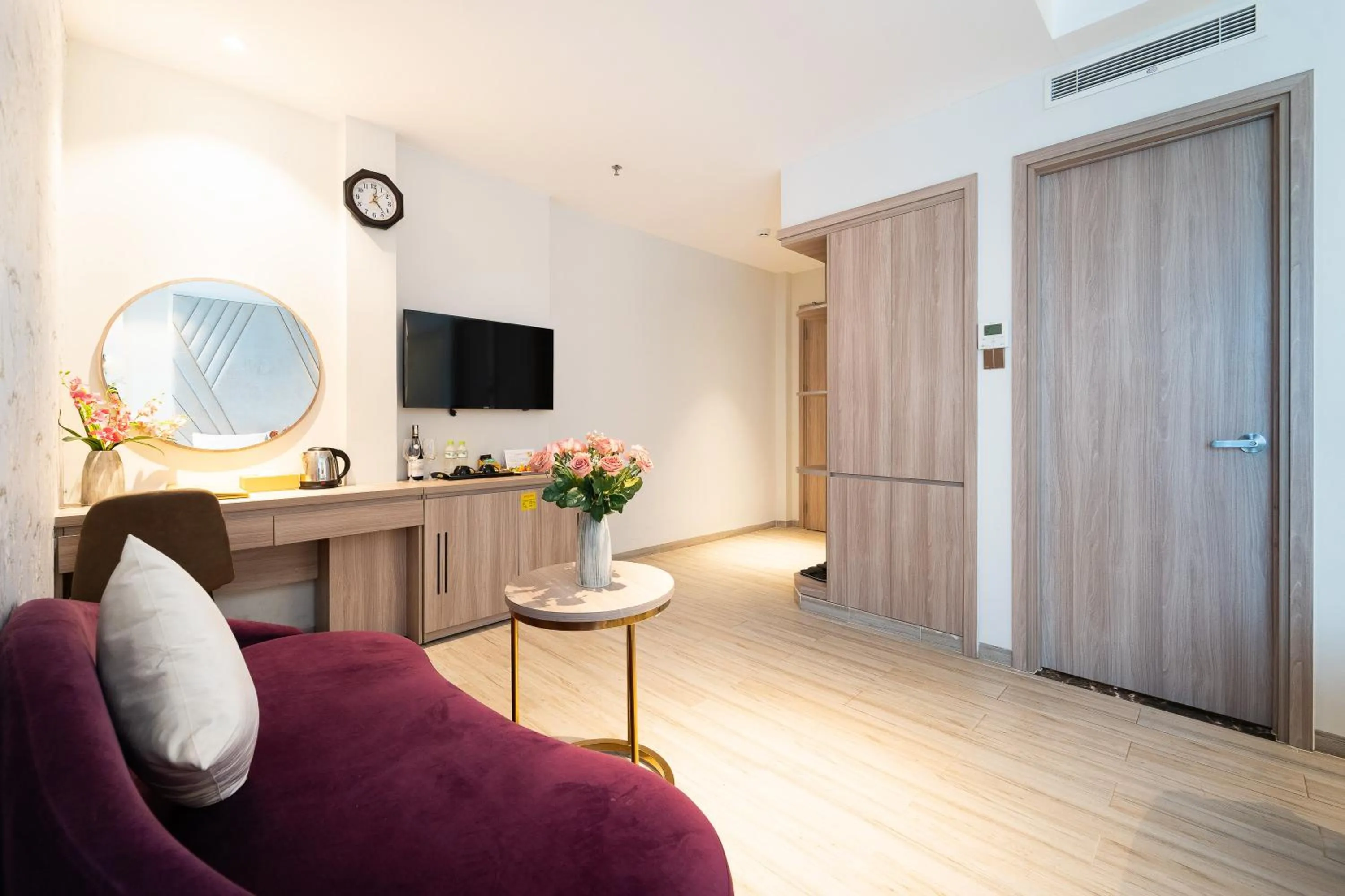 TV and multimedia in Nicecy Hotel Suites & Spa