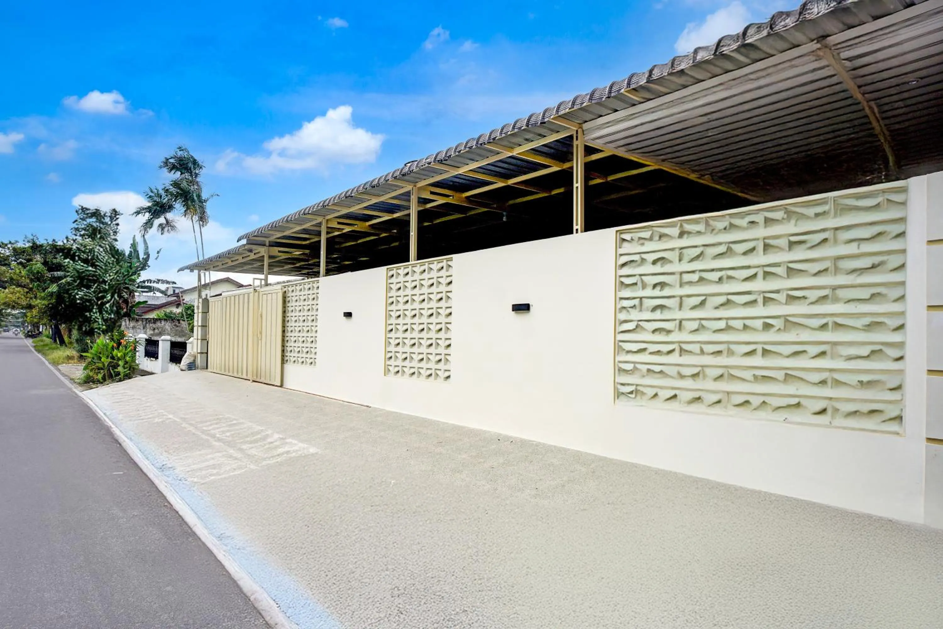 Facade/entrance in Hotel O Medan City Center Near Rumah Sakit Bunda Thamrin Formerly Mora Residence