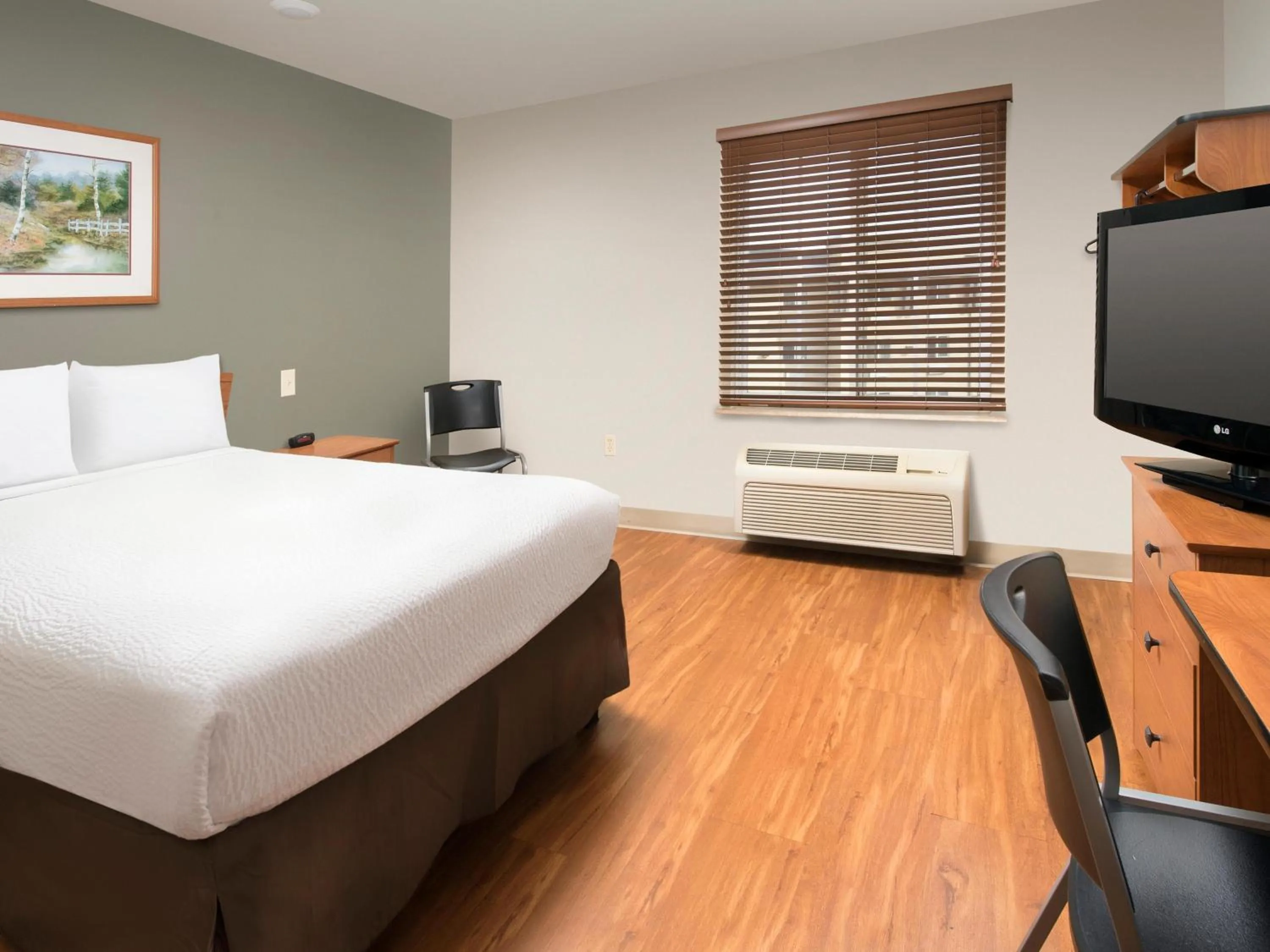 Bedroom, Bed in Extended Stay America Select Suites - Wichita - Airport