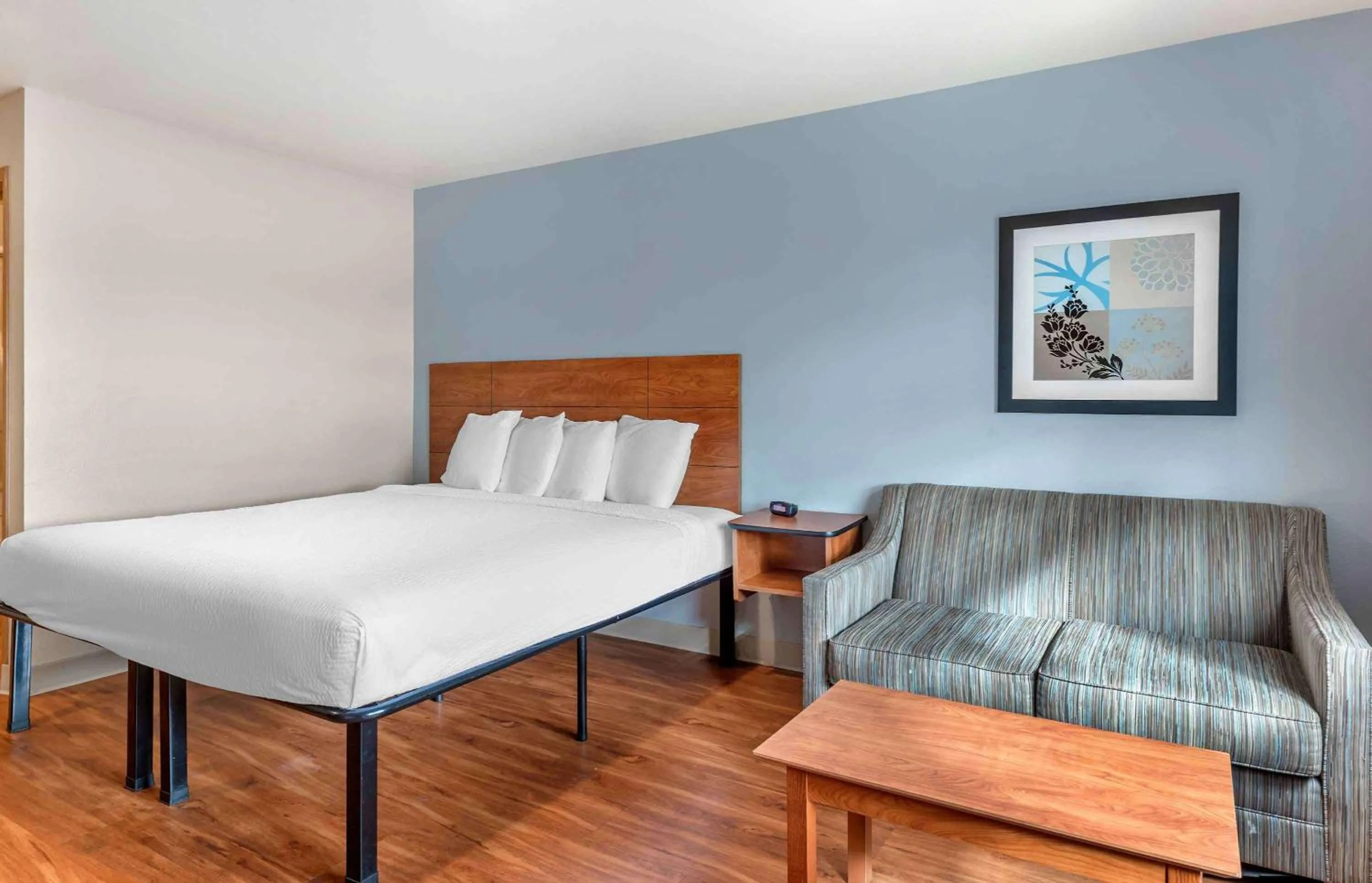 Bedroom, Bed in Extended Stay America Select Suites - Wichita - Airport