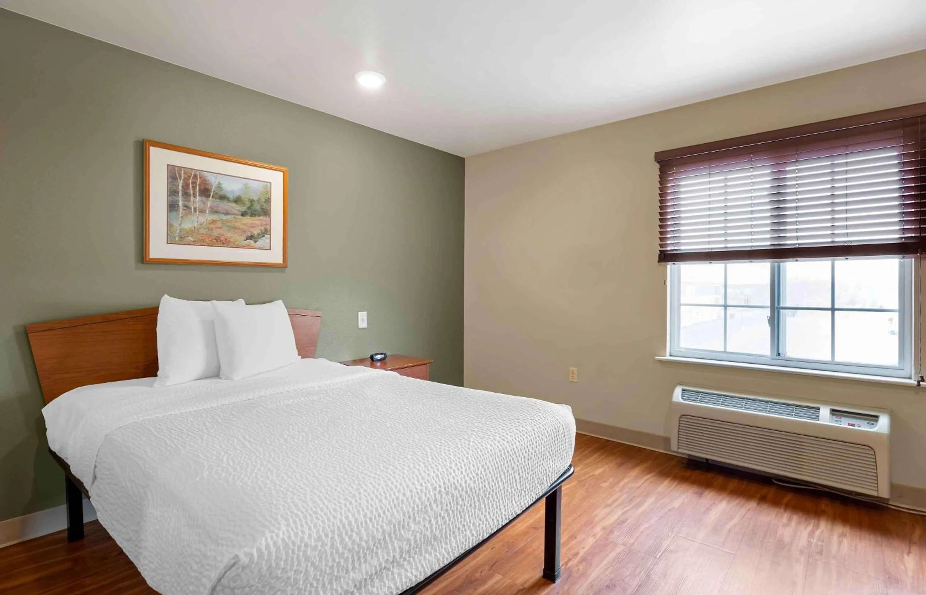 Bedroom, Bed in Extended Stay America Select Suites - Wichita - Airport