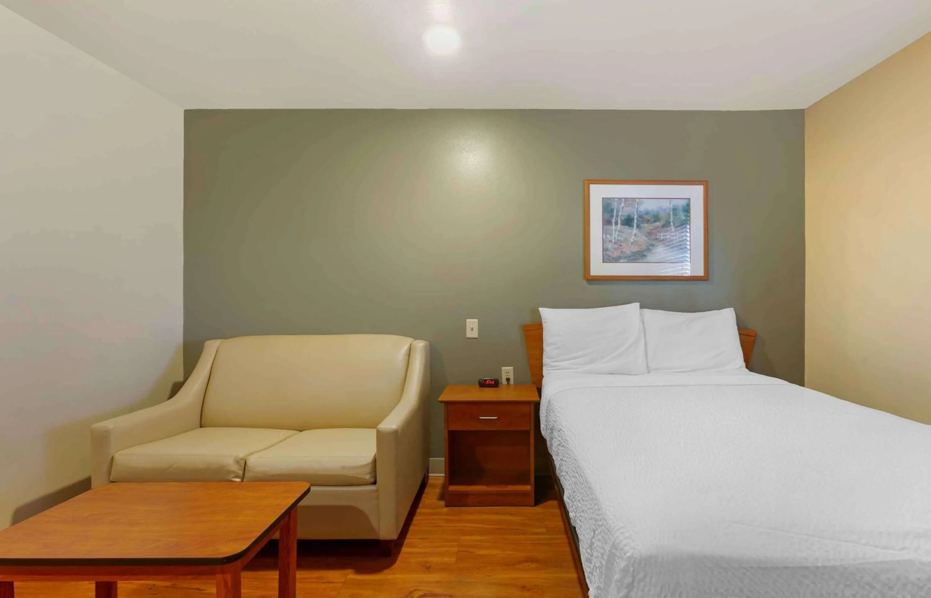 Bedroom, Bed in Extended Stay America Select Suites - Oklahoma City - Bethany