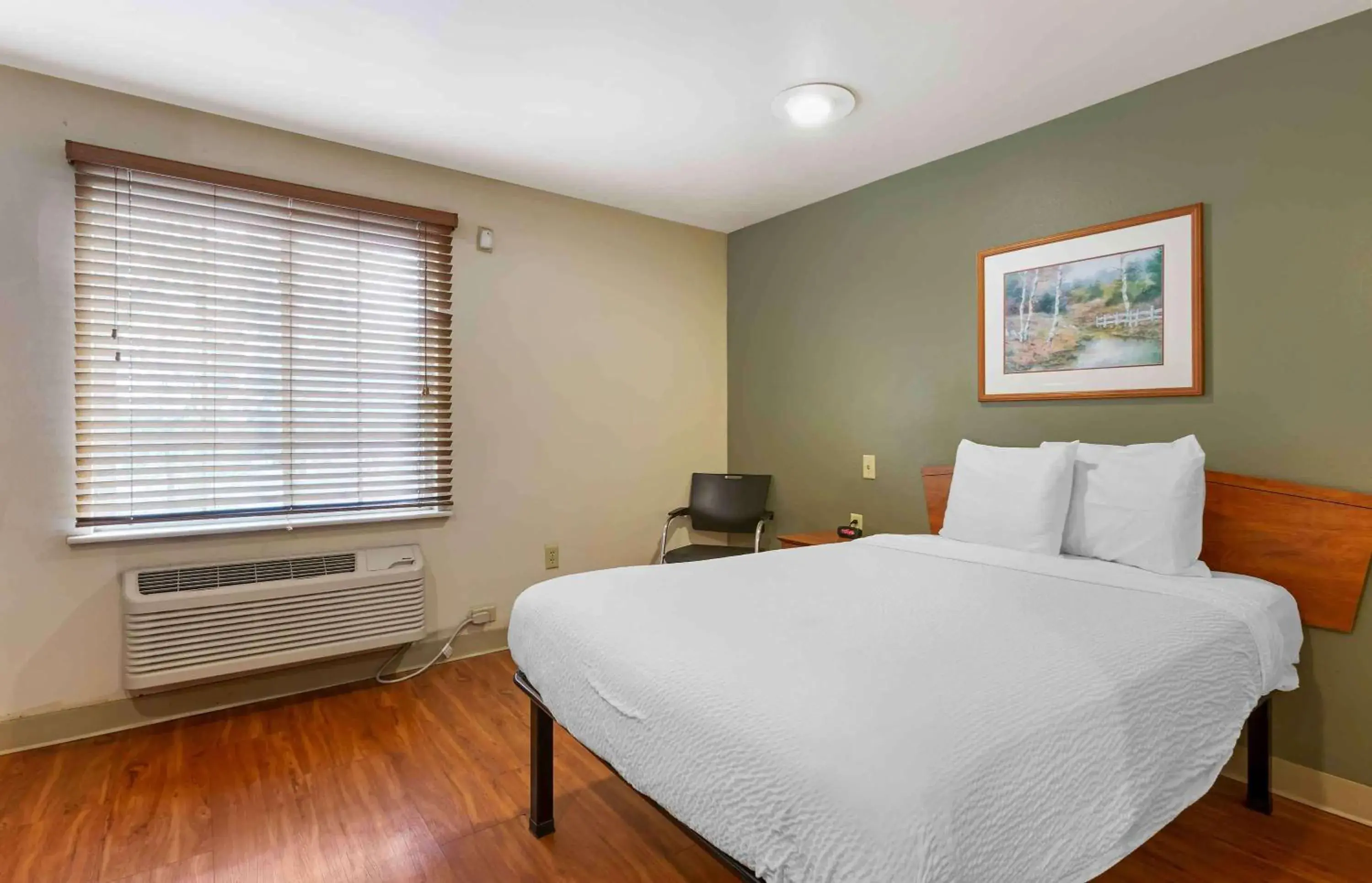 Bedroom, Bed in Extended Stay America Select Suites - Oklahoma City - Bethany Bedroom, Bed in Extended Stay America Select Suites - Oklahoma City - Bethany