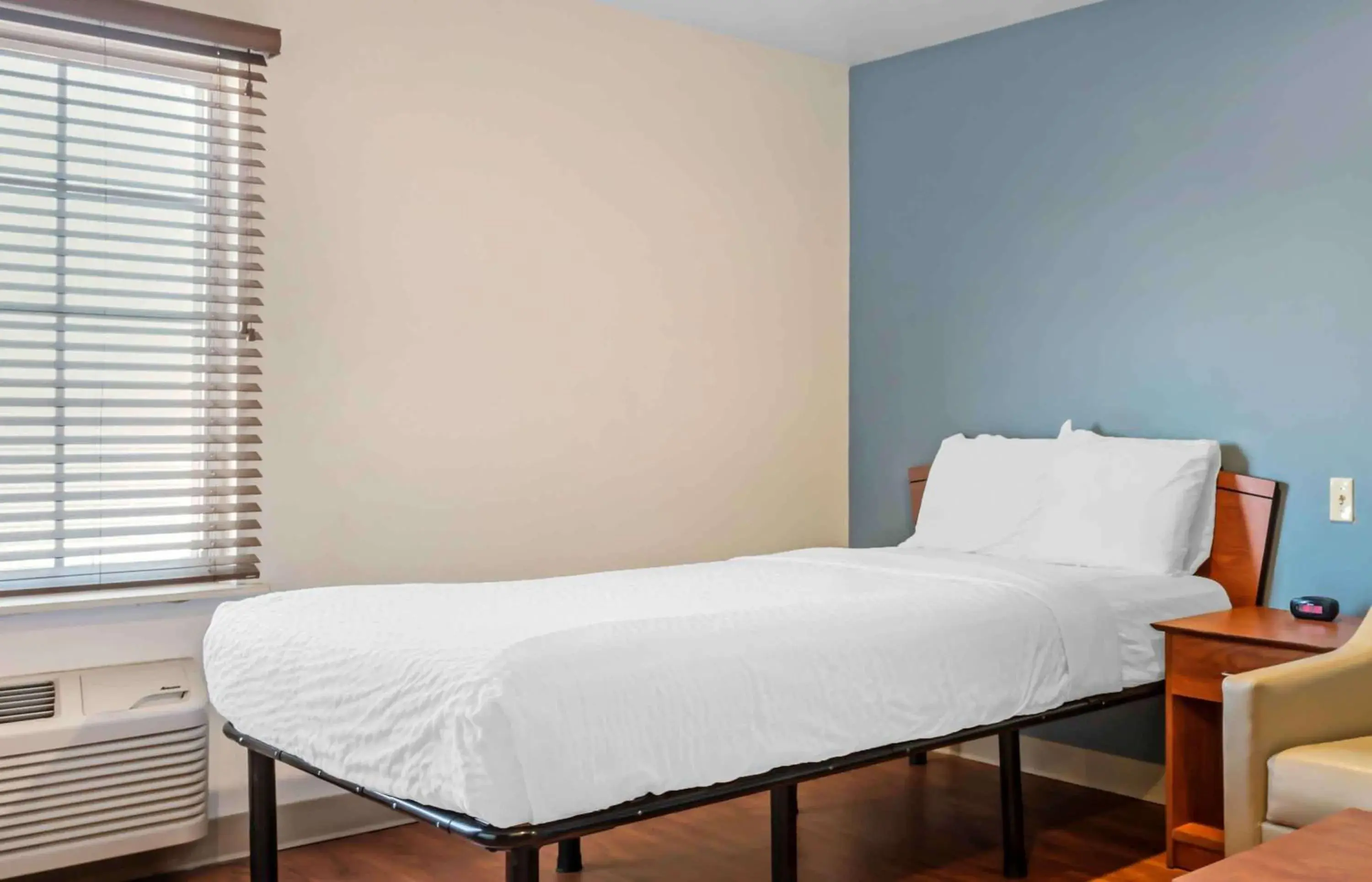 Bedroom, Bed in Extended Stay America Select Suites - Colorado Springs - Airport Bedroom, Bed in Extended Stay America Select Suites - Colorado Springs - Airport