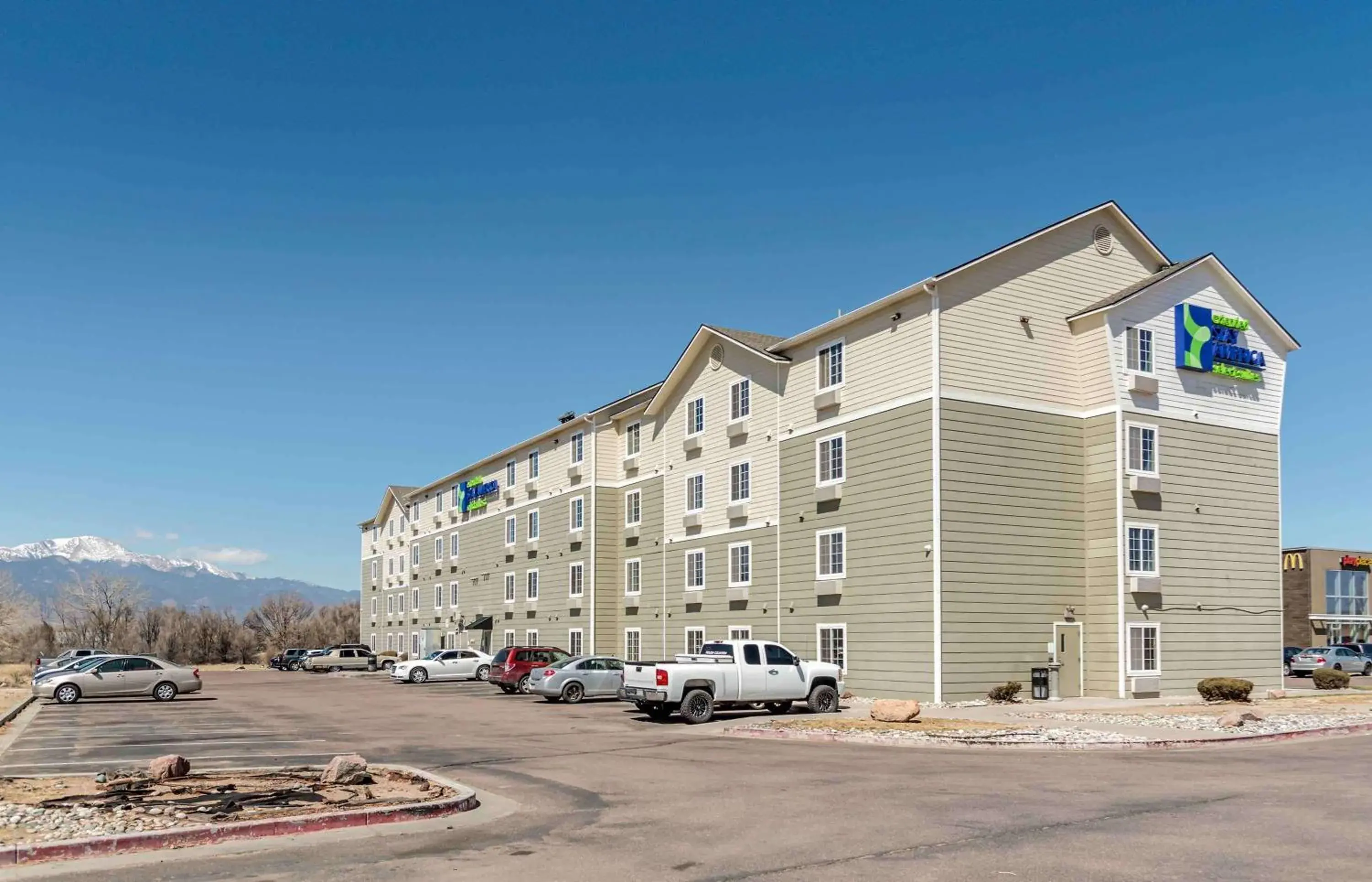 Property building in Extended Stay America Select Suites - Colorado Springs - Airport Property building in Extended Stay America Select Suites - Colorado Springs - Airport