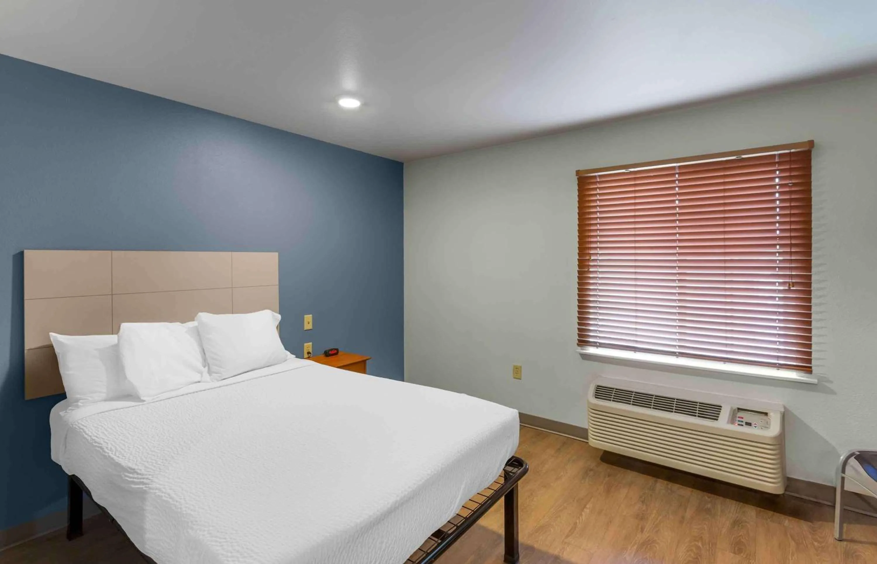 Bedroom, Bed in Extended Stay America Select Suites - Ogden