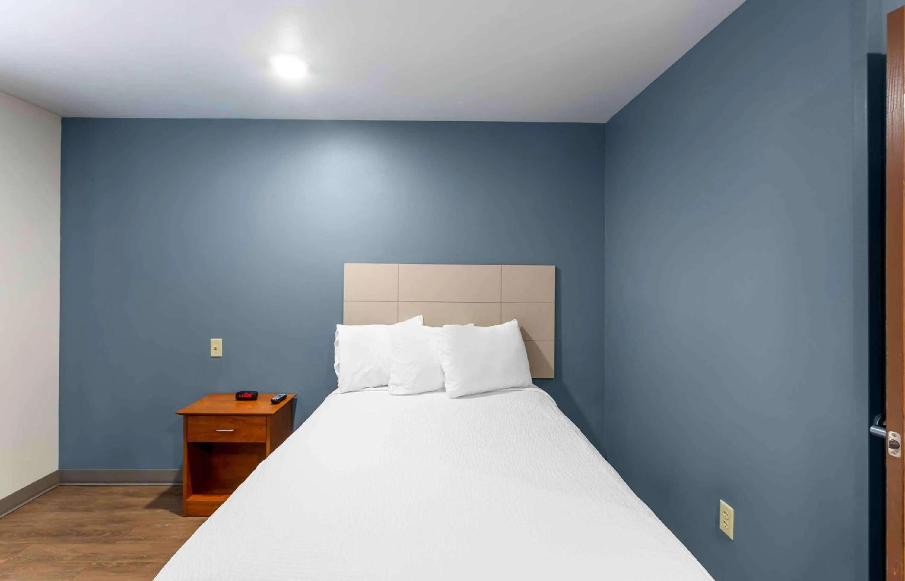 Bedroom, Bed in Extended Stay America Select Suites - Ogden