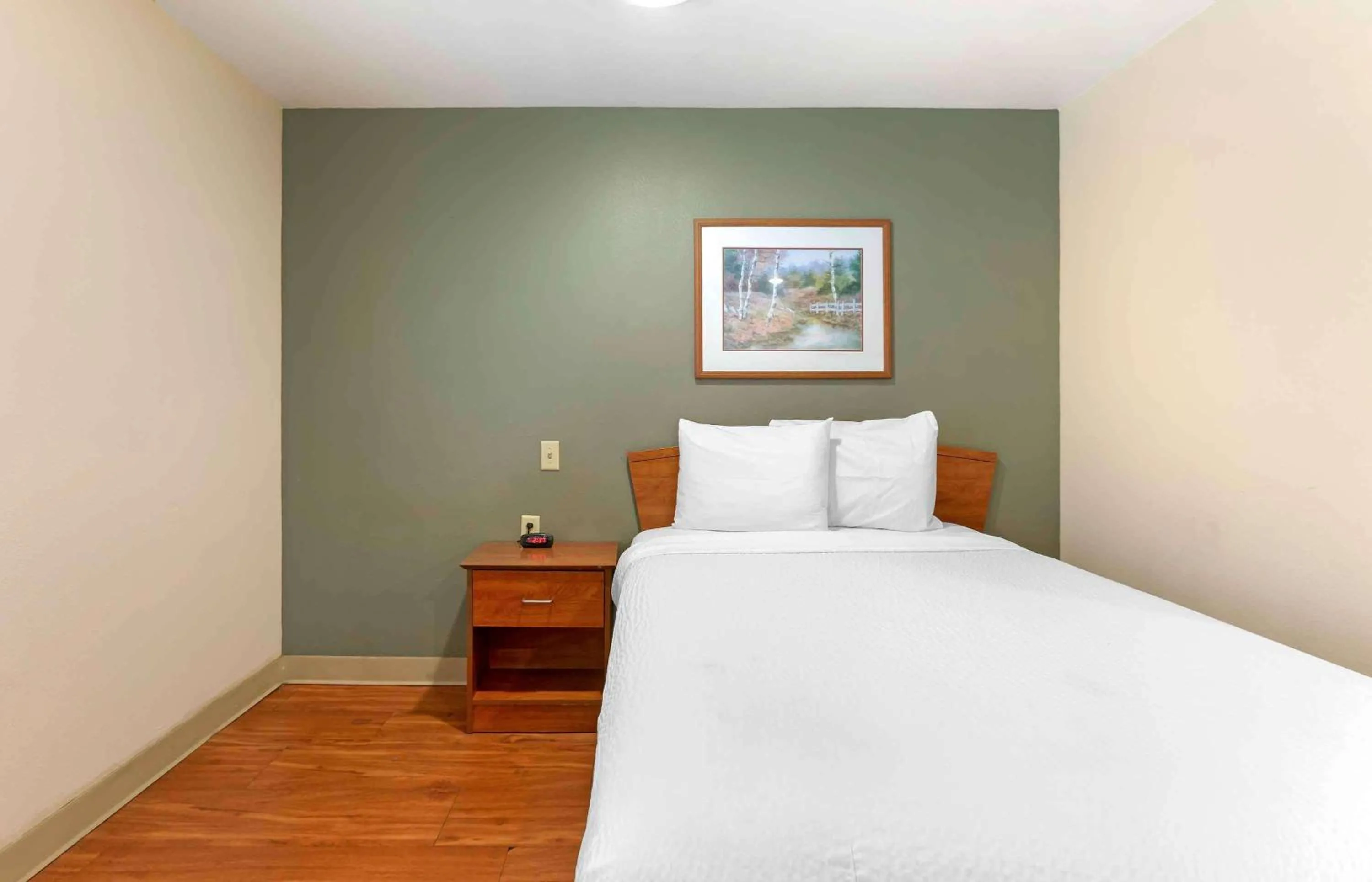 Bedroom, Bed in Extended Stay America Select Suites - Kansas City - Stadium