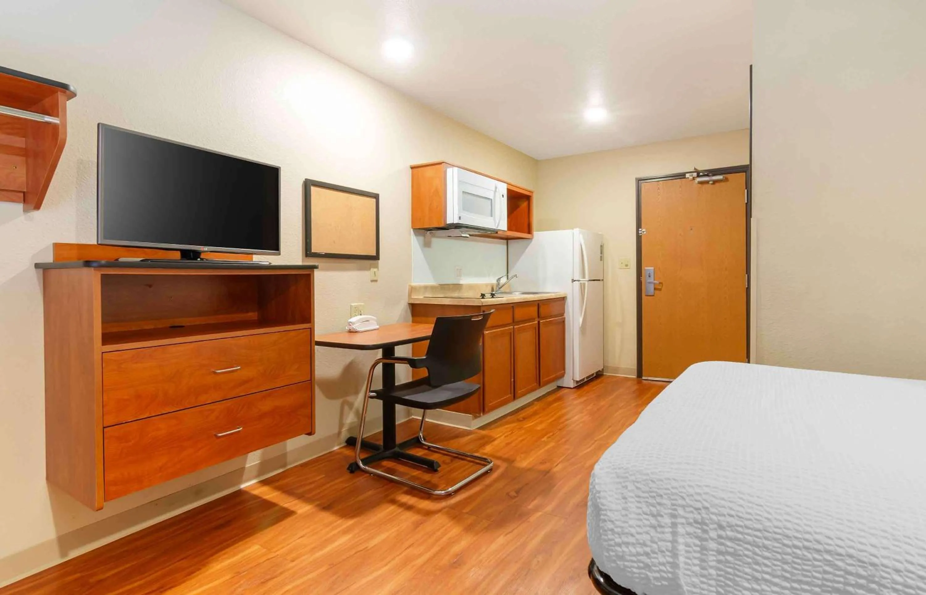 Bedroom, Bed in Extended Stay America Select Suites - Kansas City - Stadium