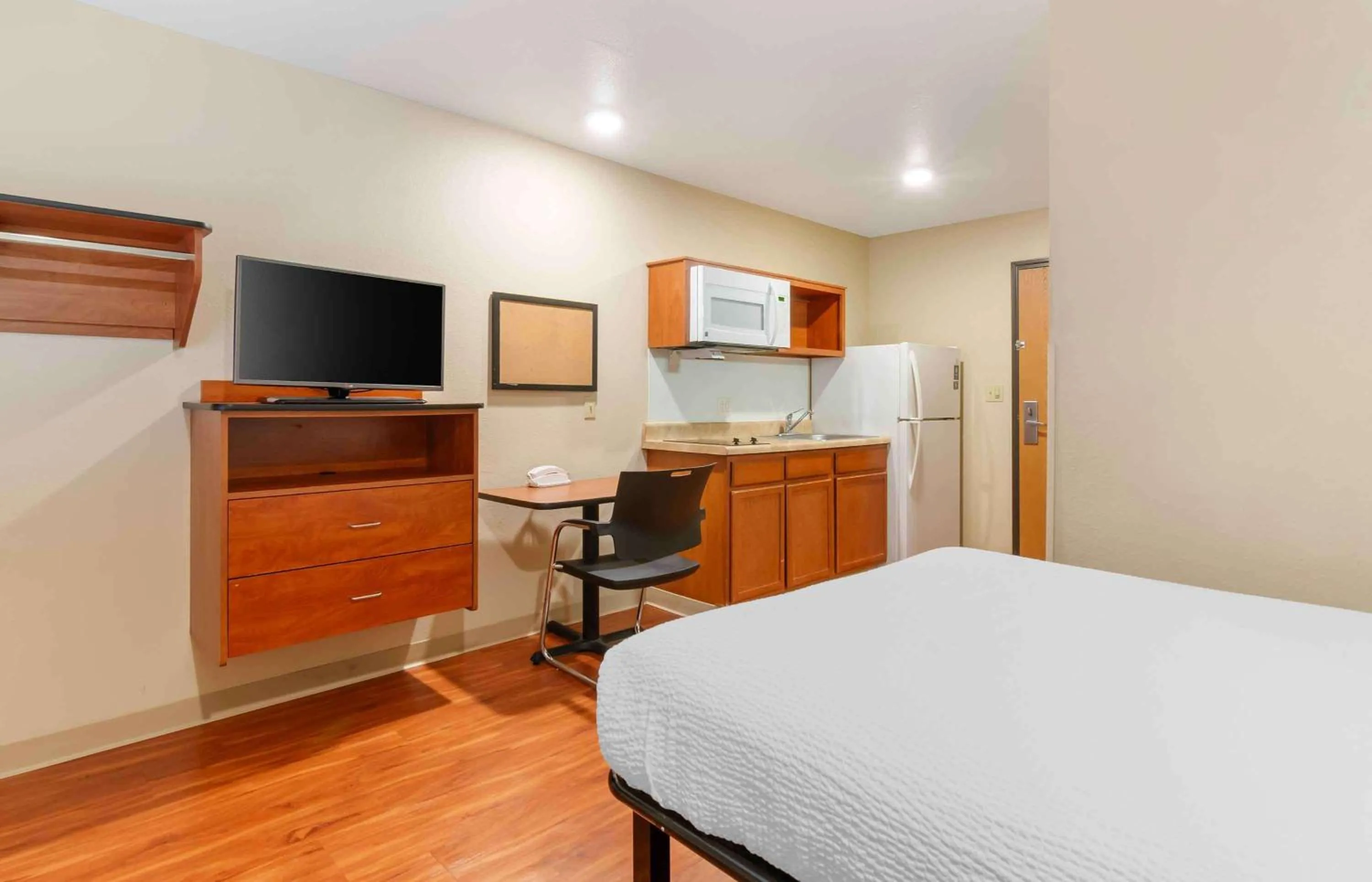 Bedroom in Extended Stay America Select Suites - Kansas City - Stadium