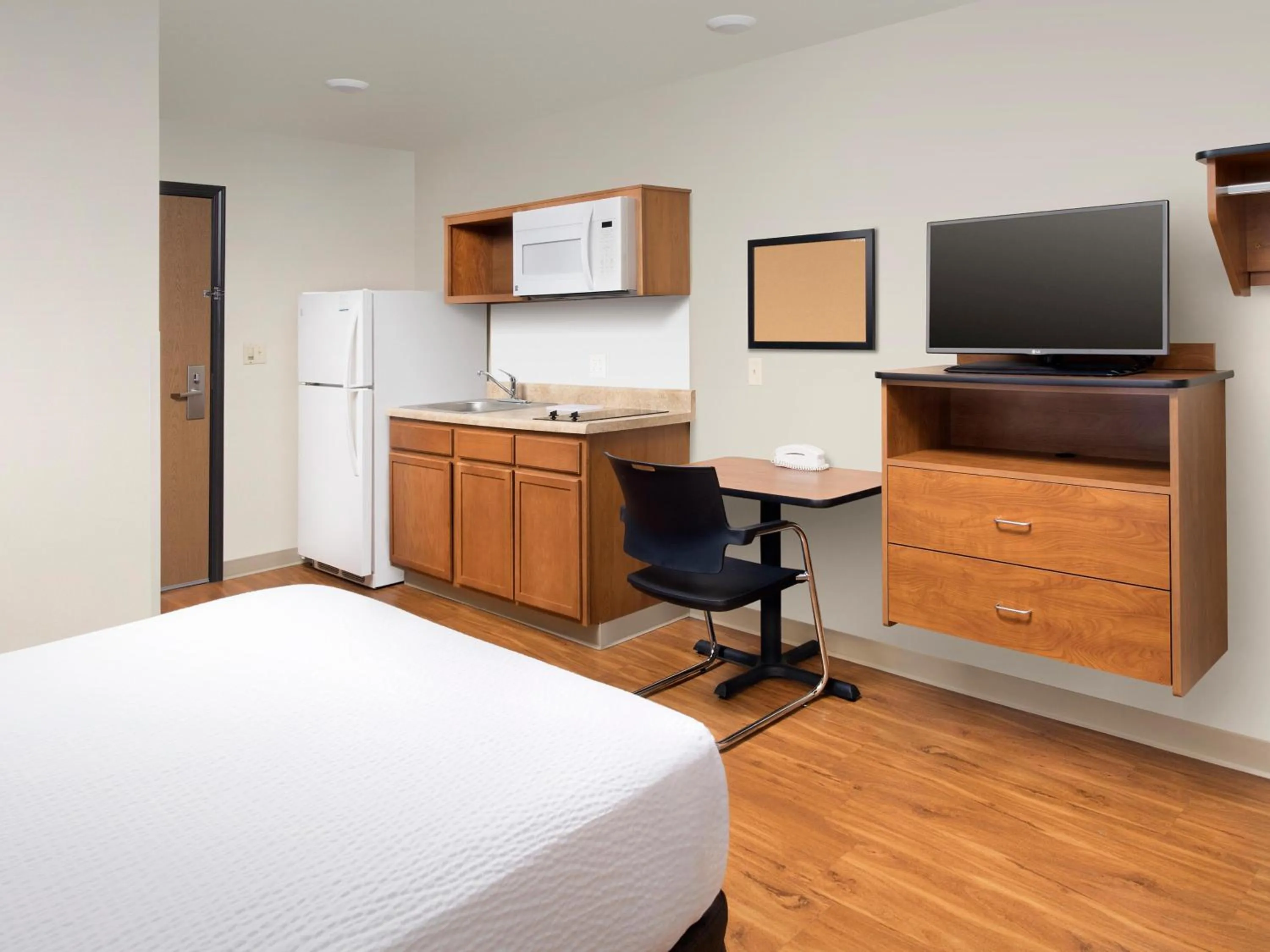 TV and multimedia, Bed in Extended Stay America Select Suites - Kansas City - Stadium