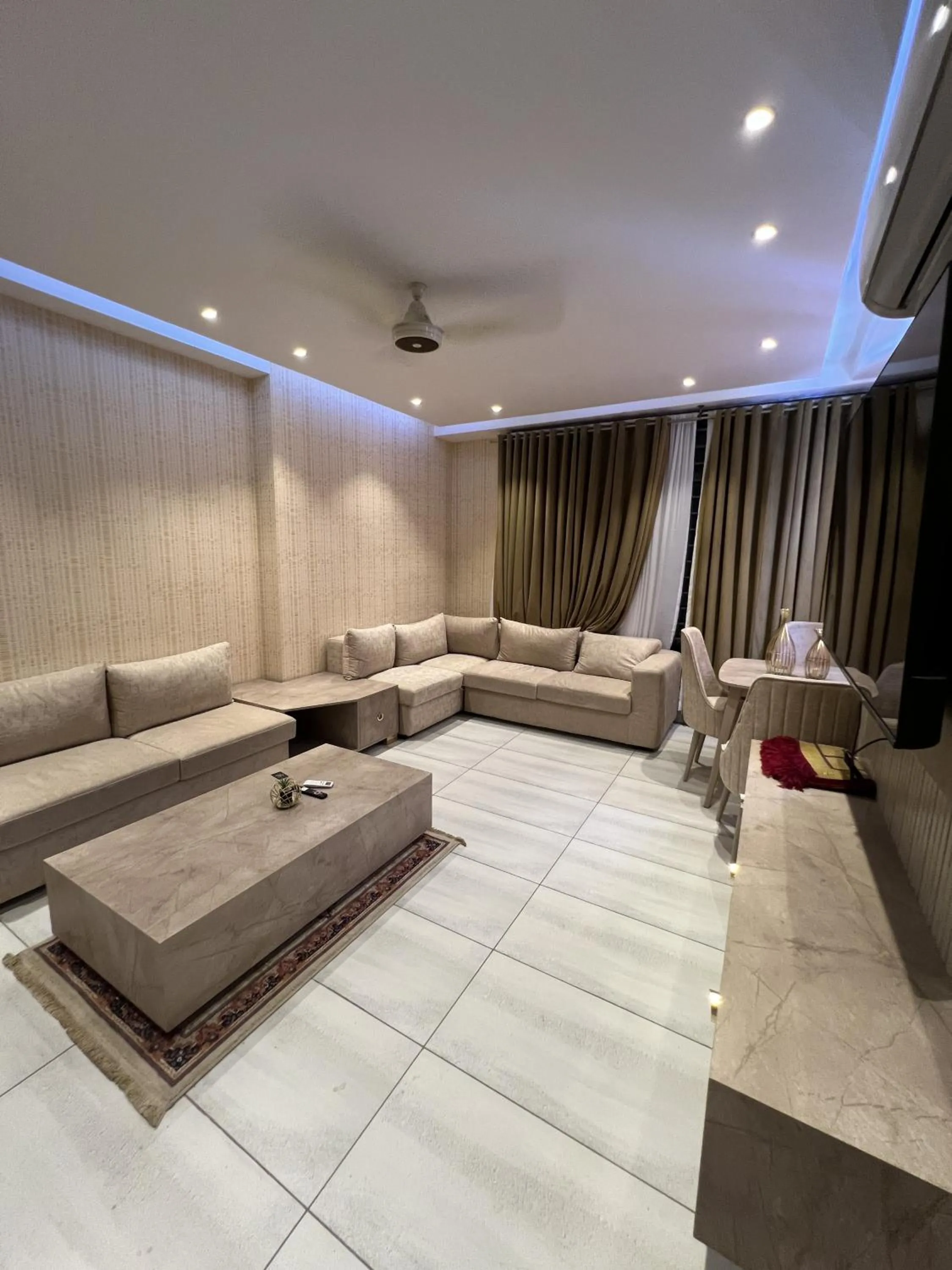 TV and multimedia in Courteous Hotel