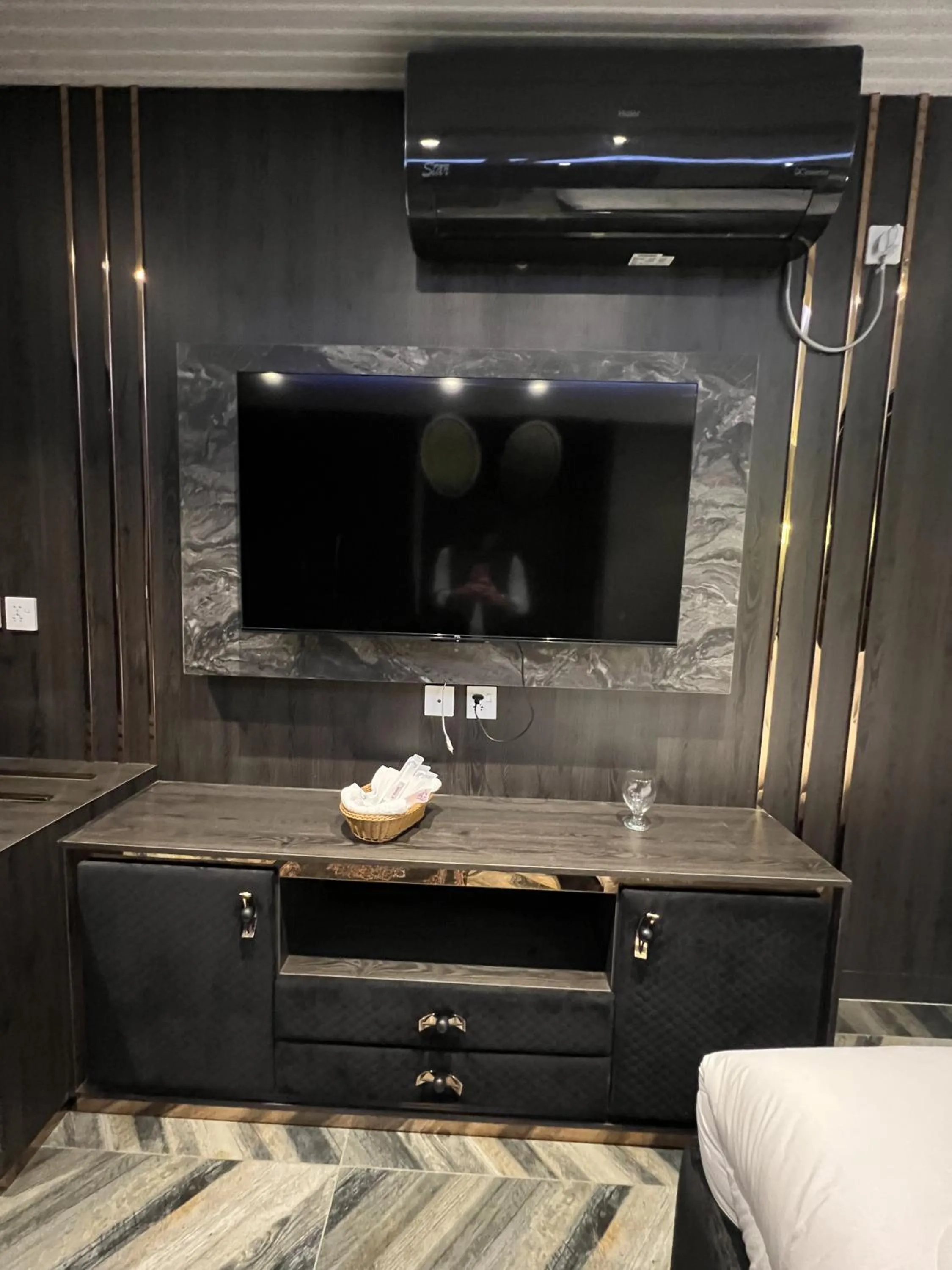 TV and multimedia in Courteous Hotel