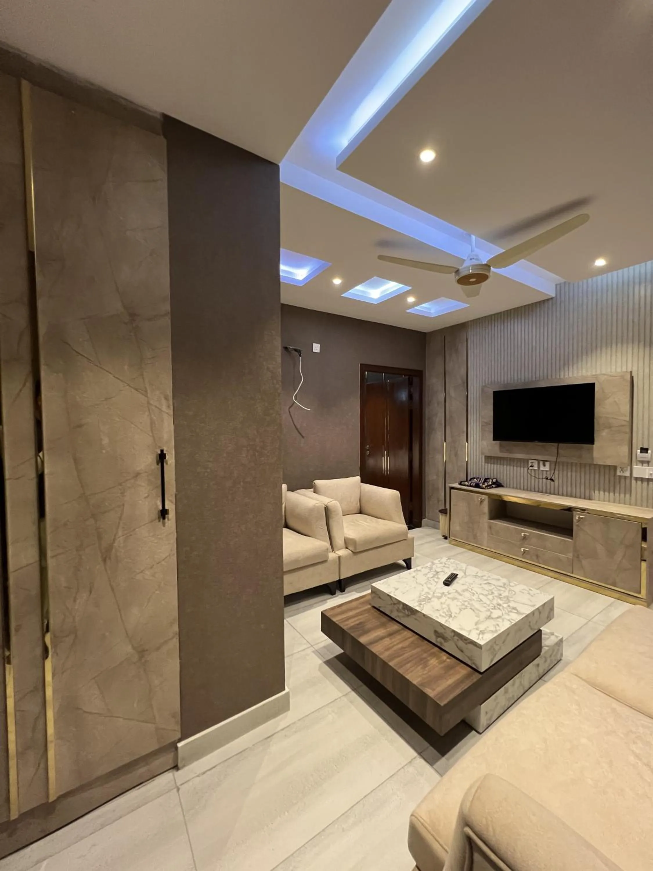 Communal lounge/ TV room in Courteous Hotel