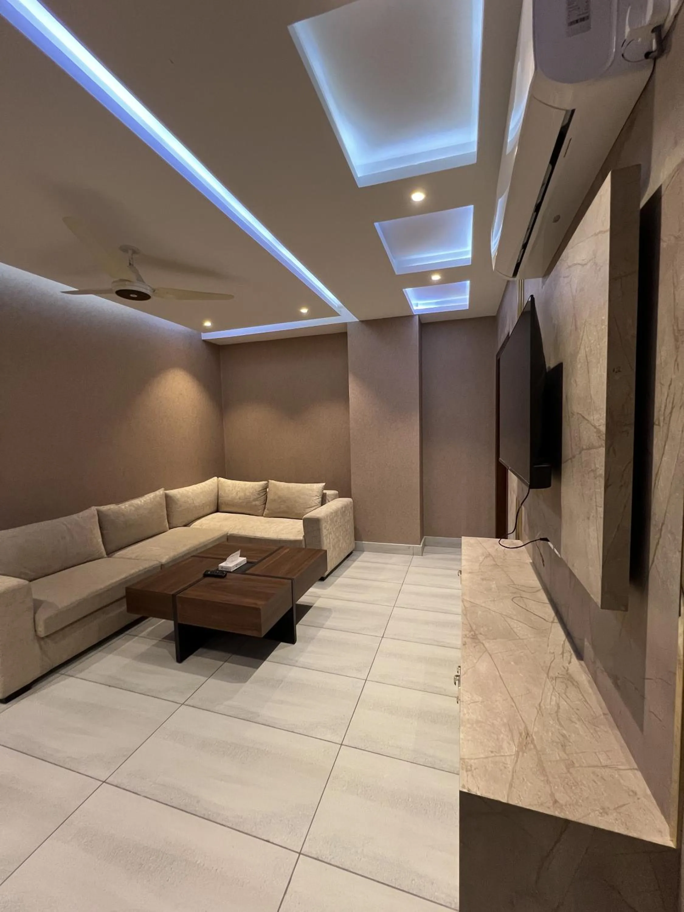 TV and multimedia in Courteous Hotel