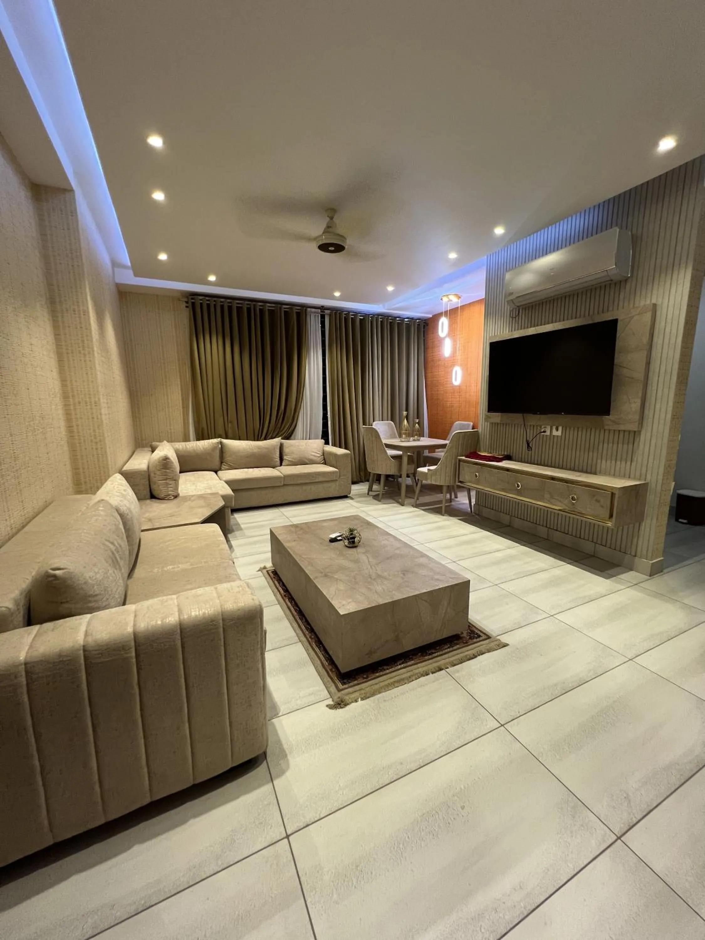 Communal lounge/ TV room in Courteous Hotel