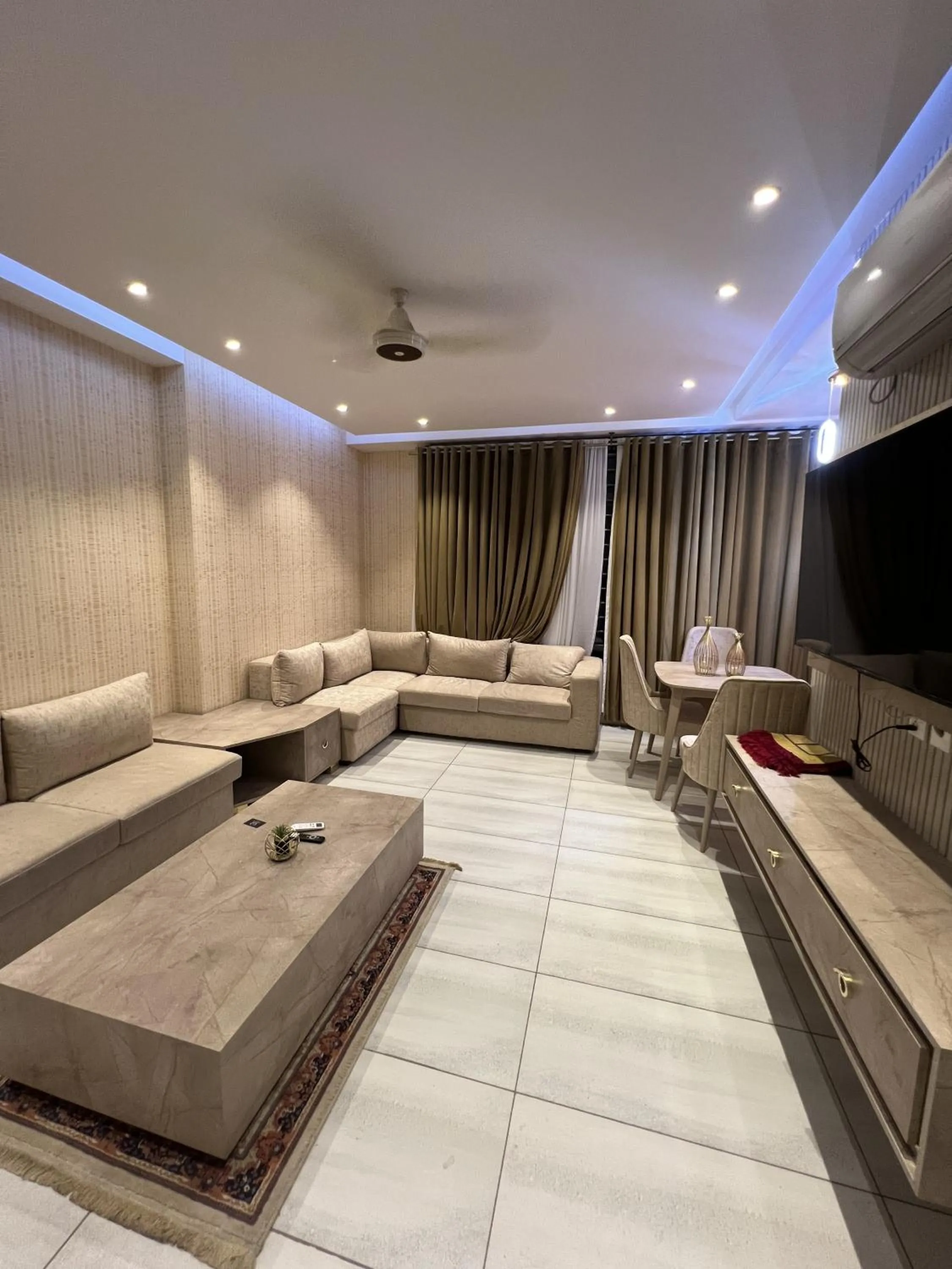 TV and multimedia in Courteous Hotel