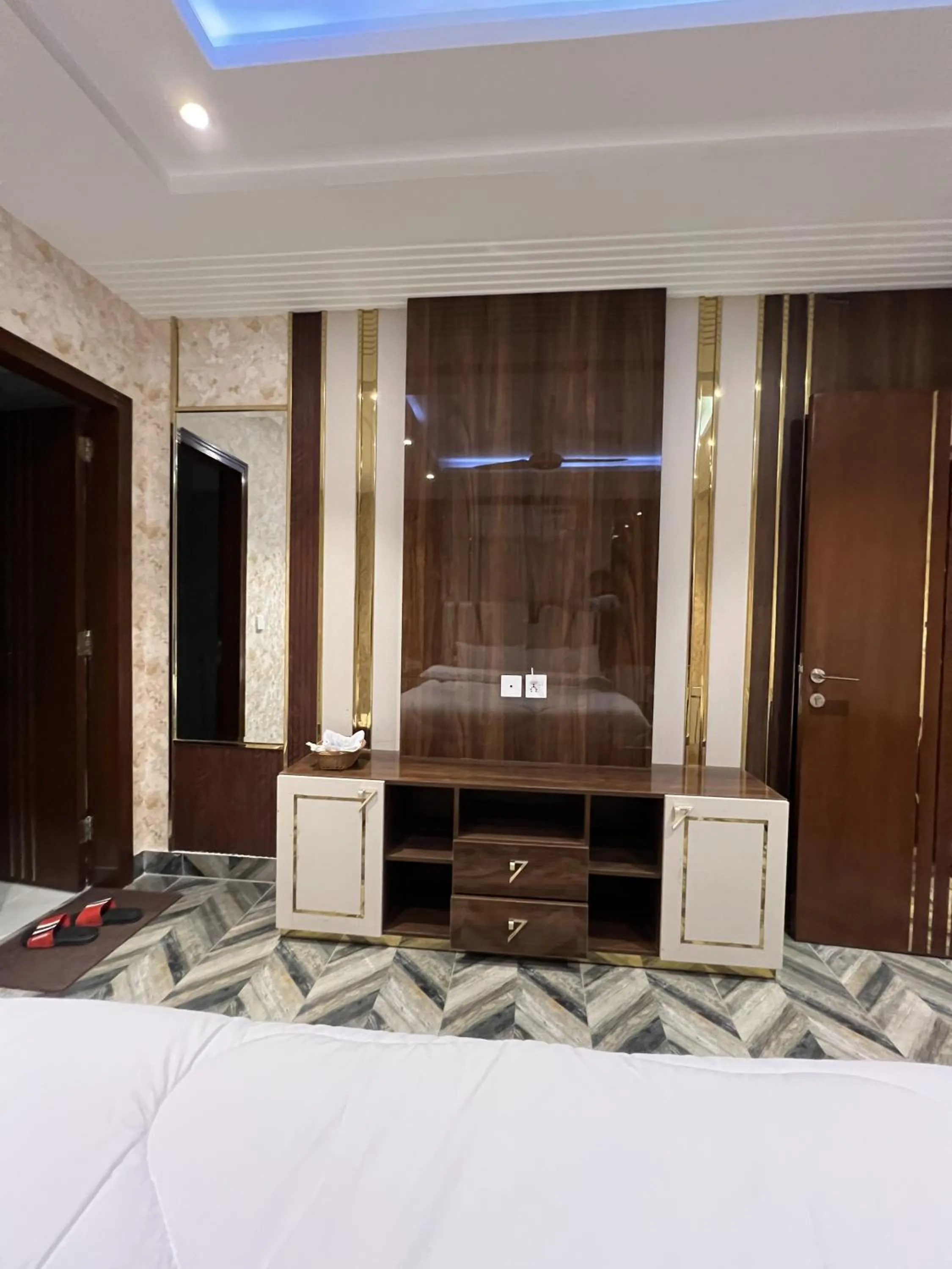 wardrobe in Courteous Hotel