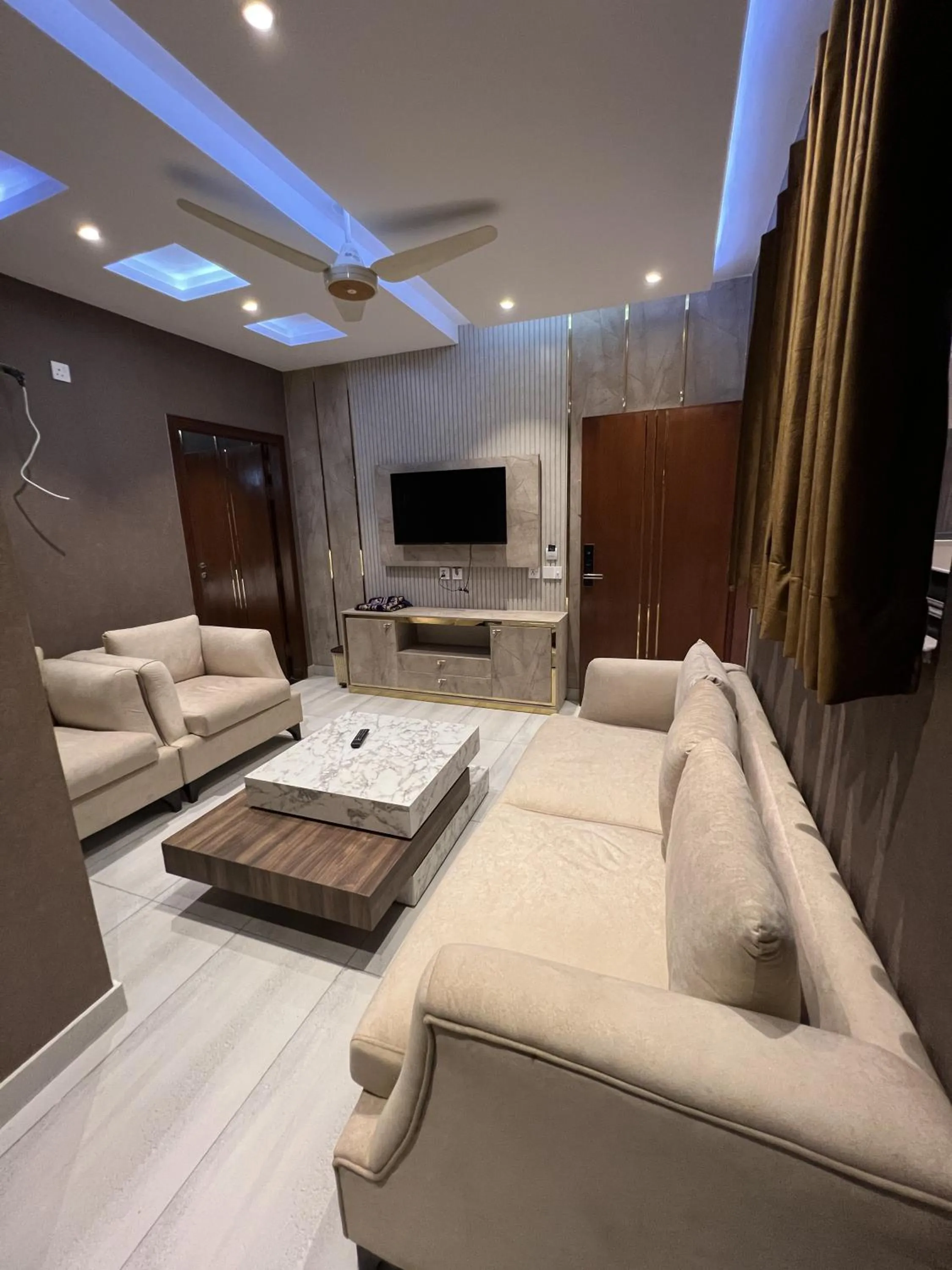 Communal lounge/ TV room in Courteous Hotel