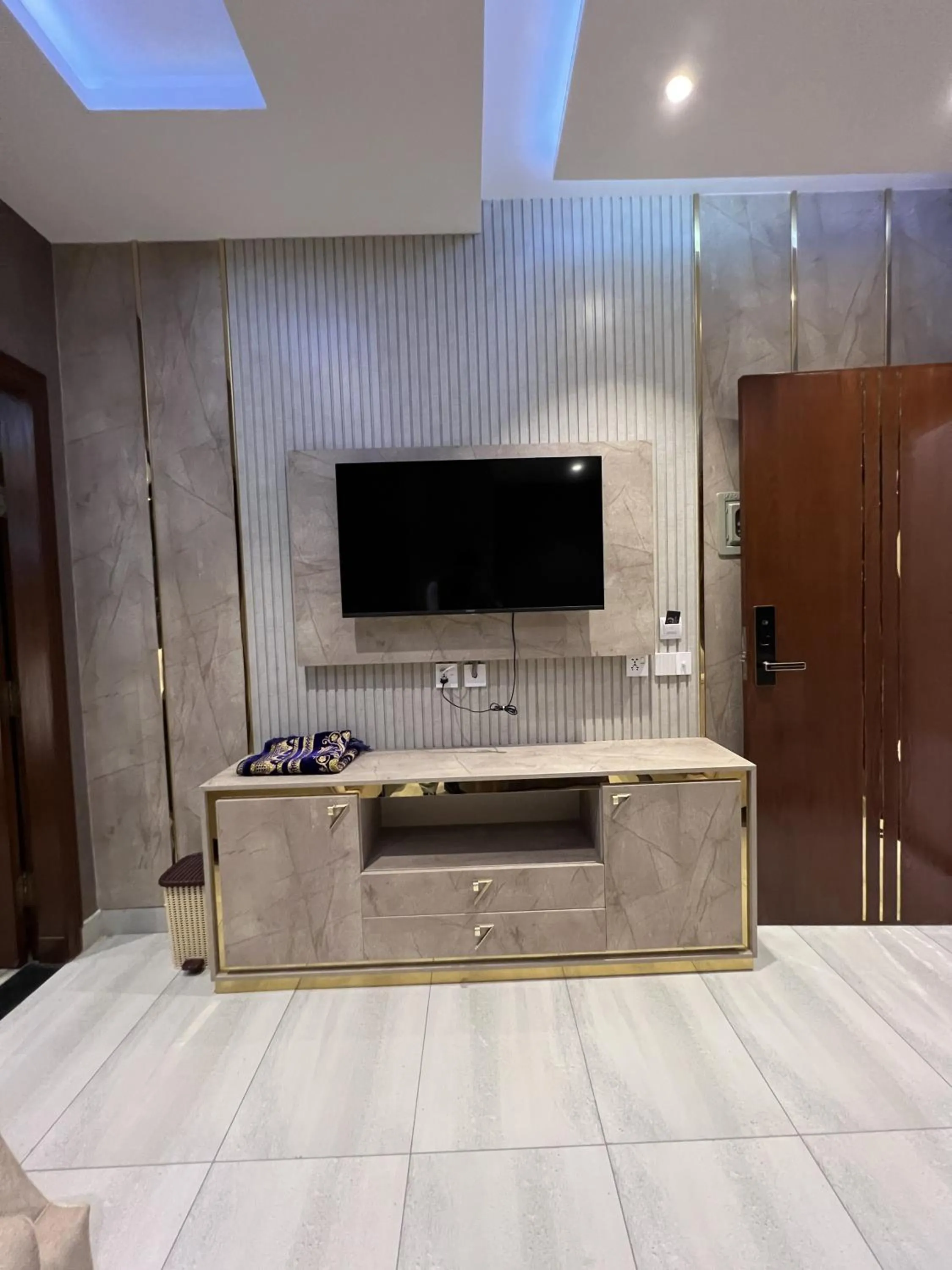 TV and multimedia in Courteous Hotel