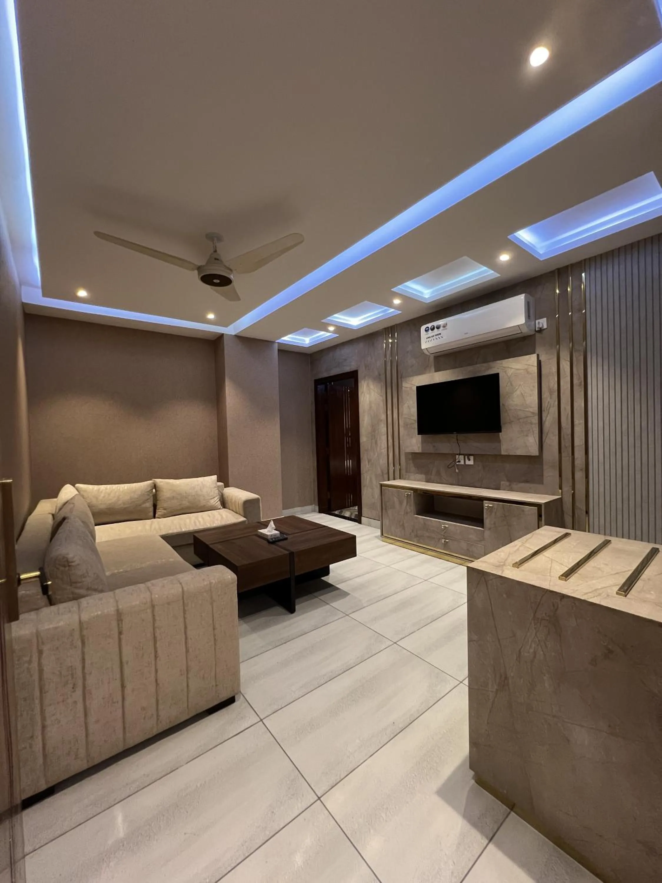 Communal lounge/ TV room in Courteous Hotel
