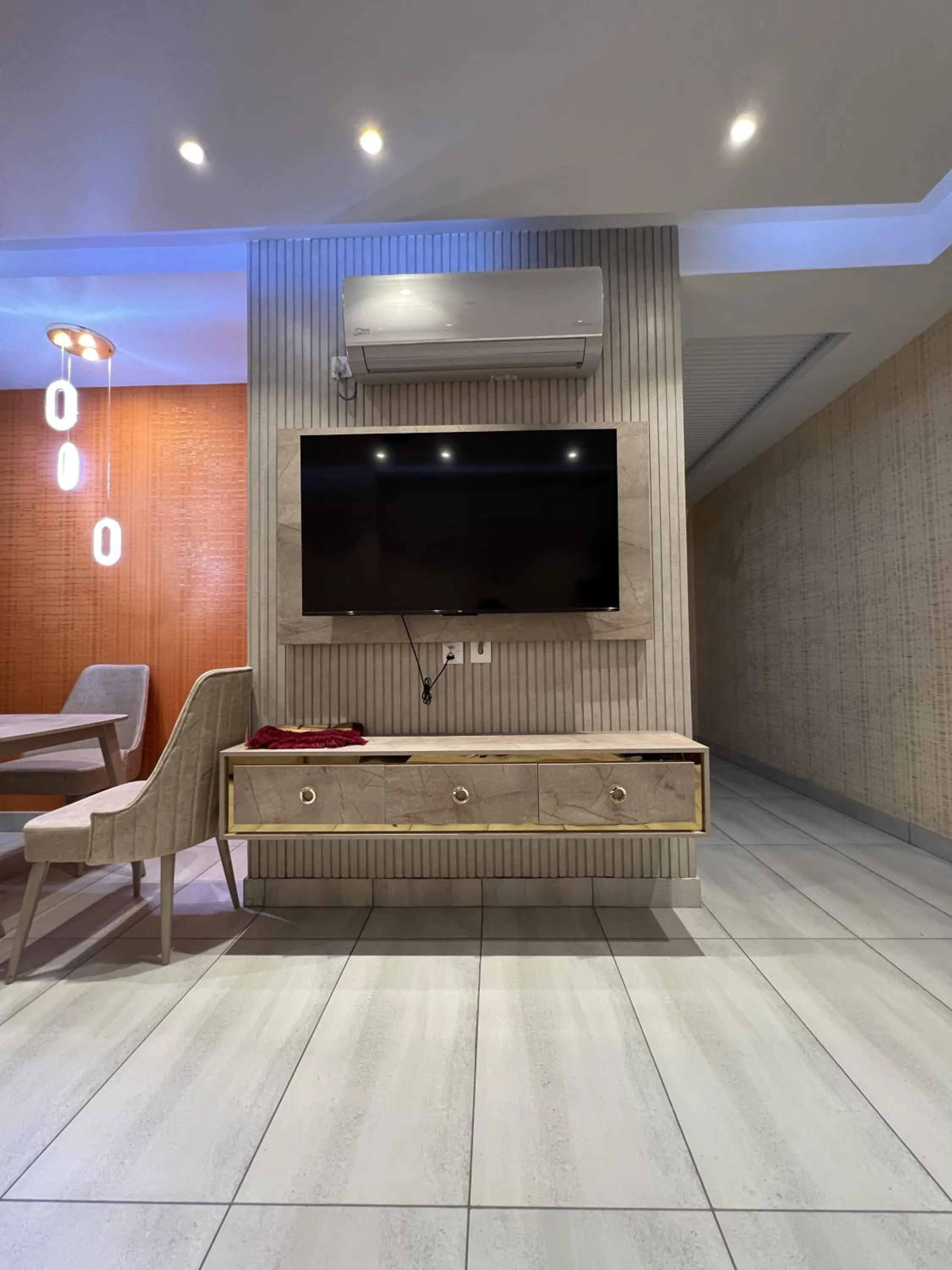 TV and multimedia in Courteous Hotel