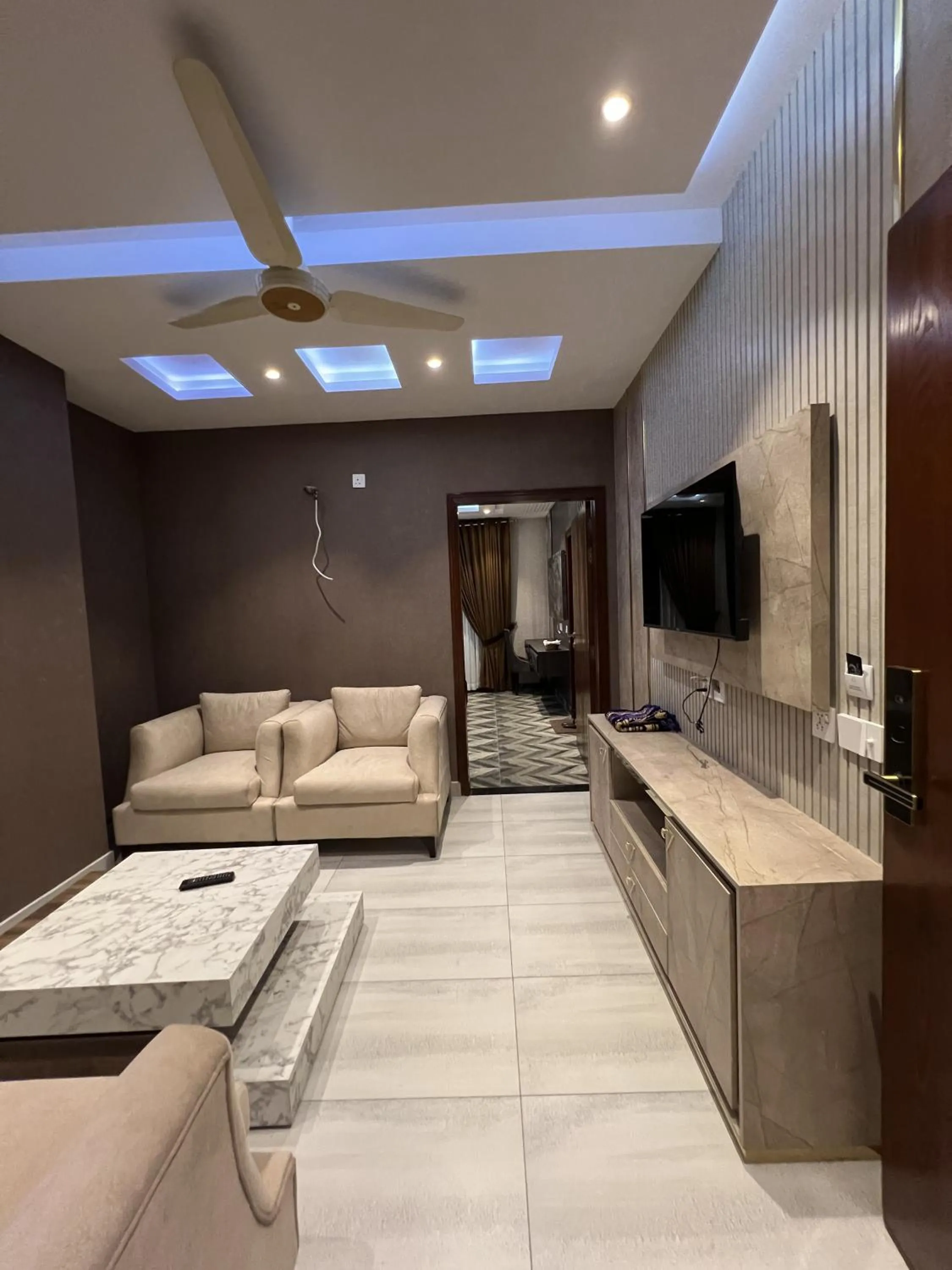 Communal lounge/ TV room in Courteous Hotel