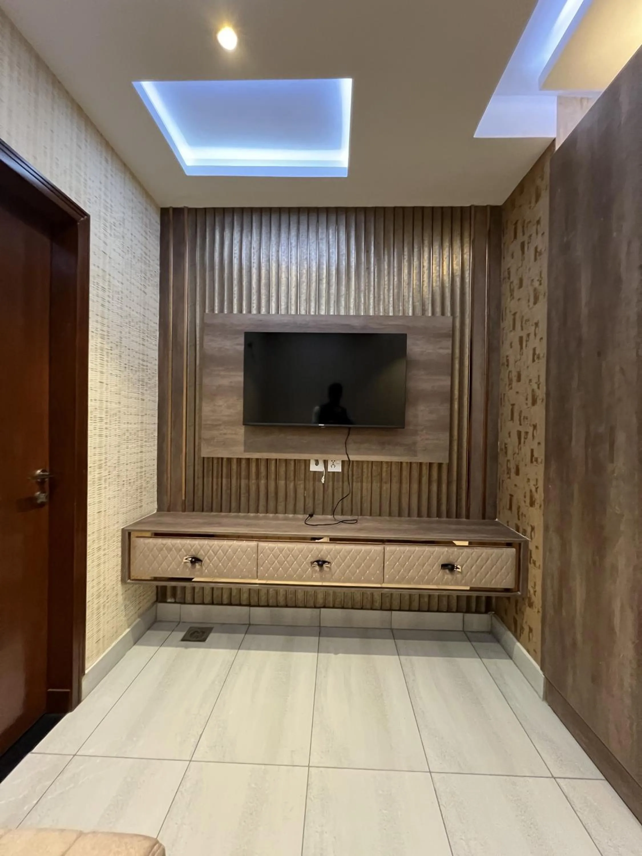 Communal lounge/ TV room in Courteous Hotel