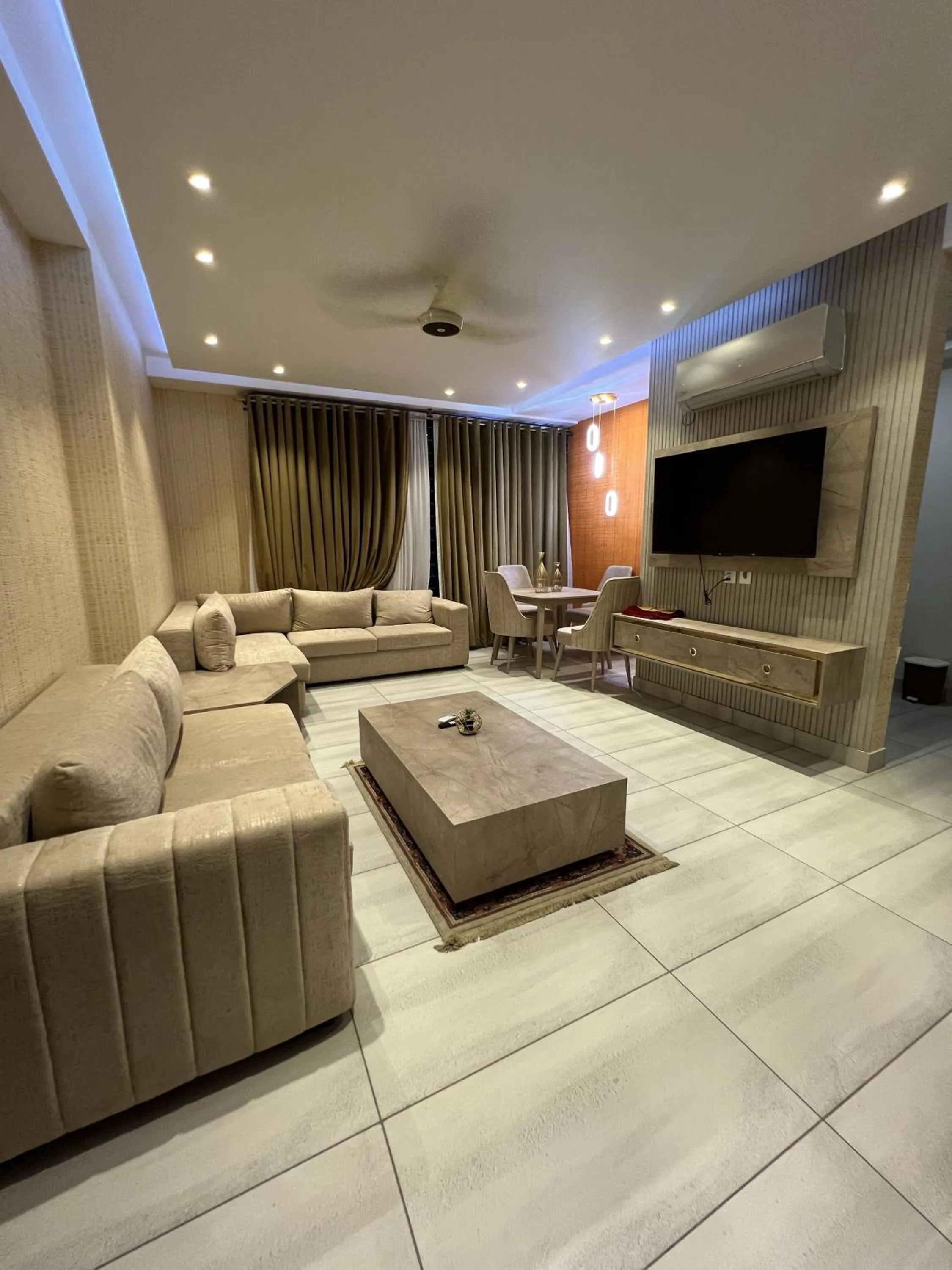 Communal lounge/ TV room in Courteous Hotel