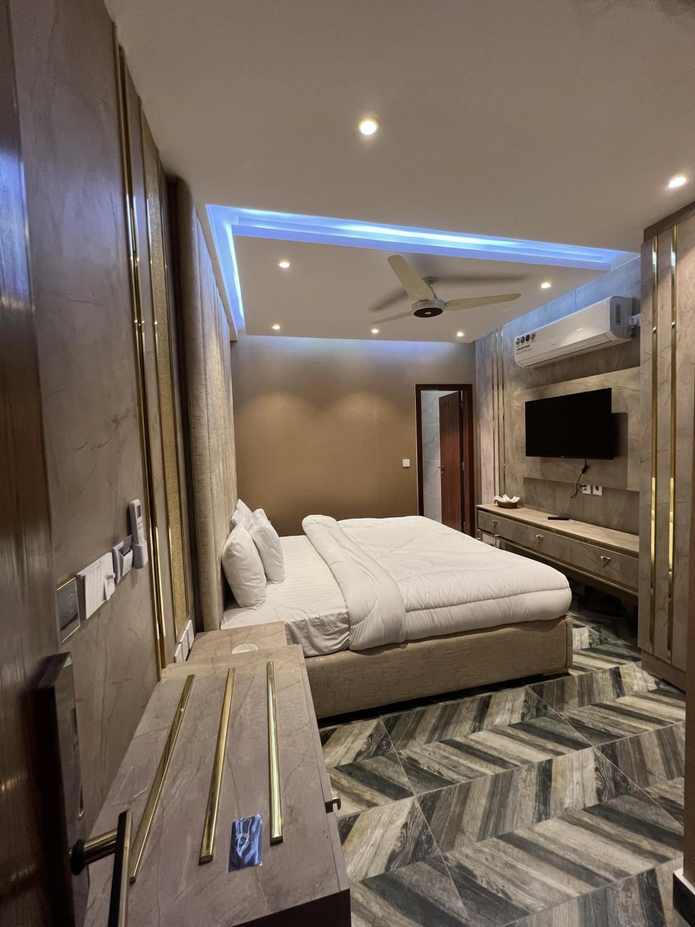 Bed in Courteous Hotel