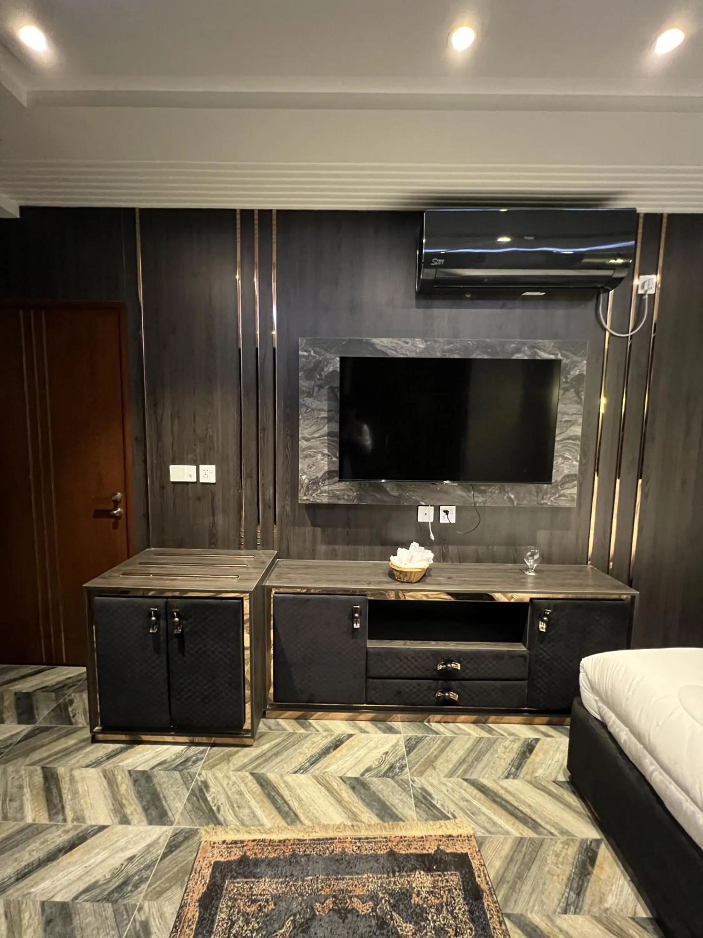 Communal lounge/ TV room in Courteous Hotel