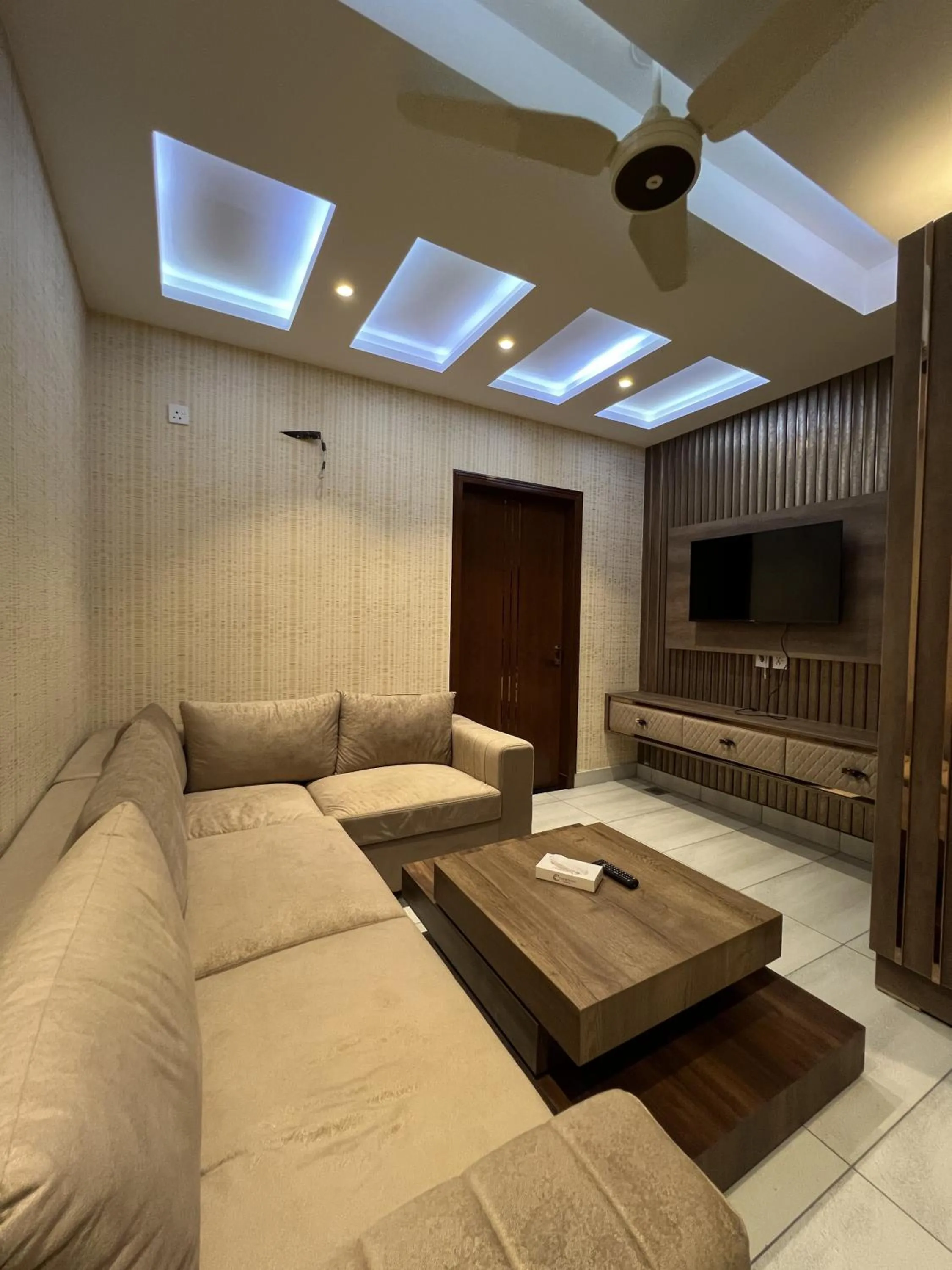Communal lounge/ TV room in Courteous Hotel